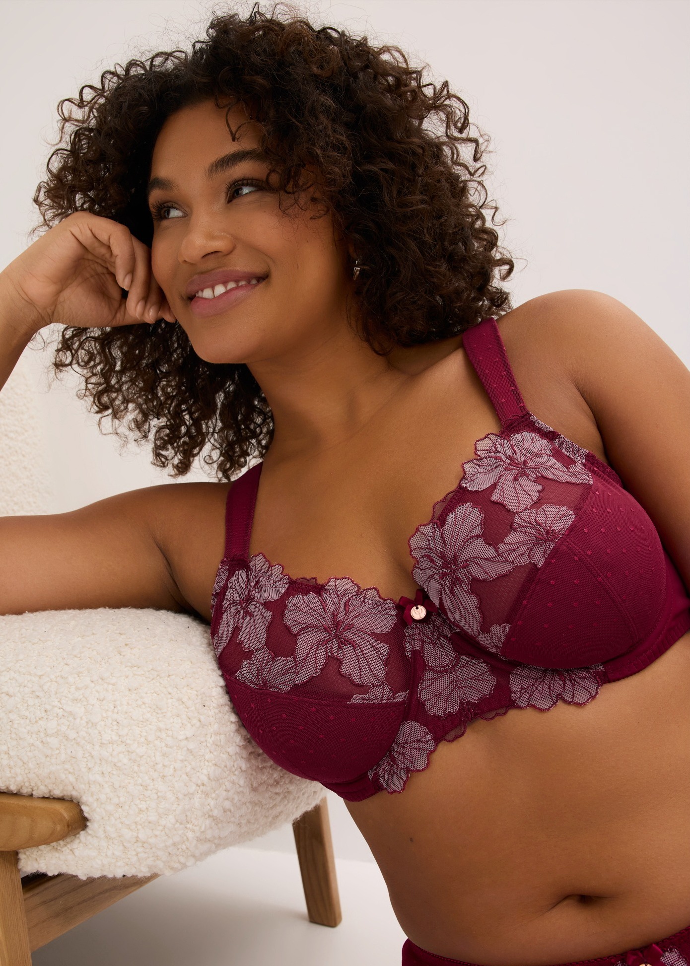 Wunderschöne bordeauxrote Lingerie mit zarter Blumenstickerei, bestehend aus BH und Höschen.