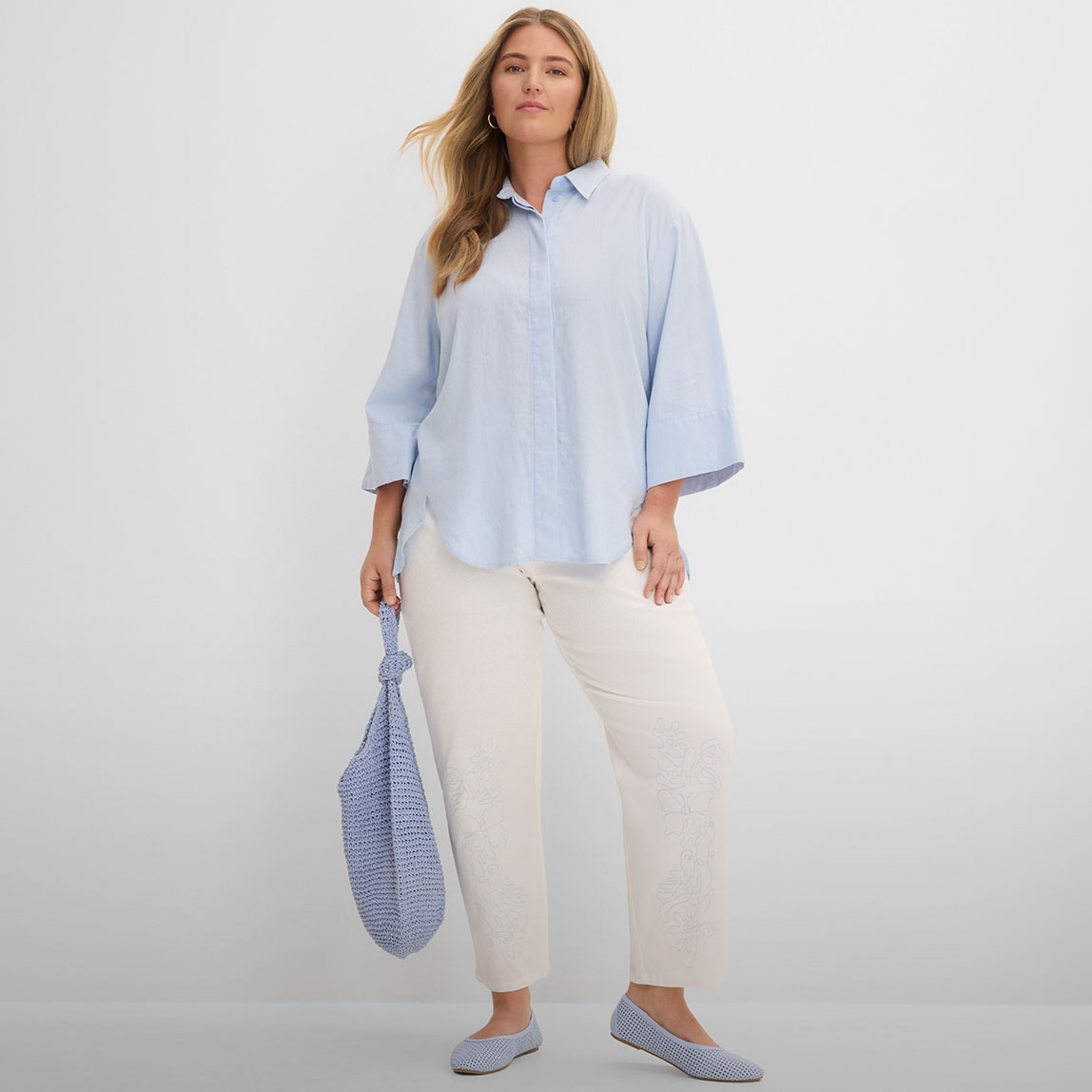 Hellblaues Hemd, helle Hose, dazu passende Ballerinas und Tasche.