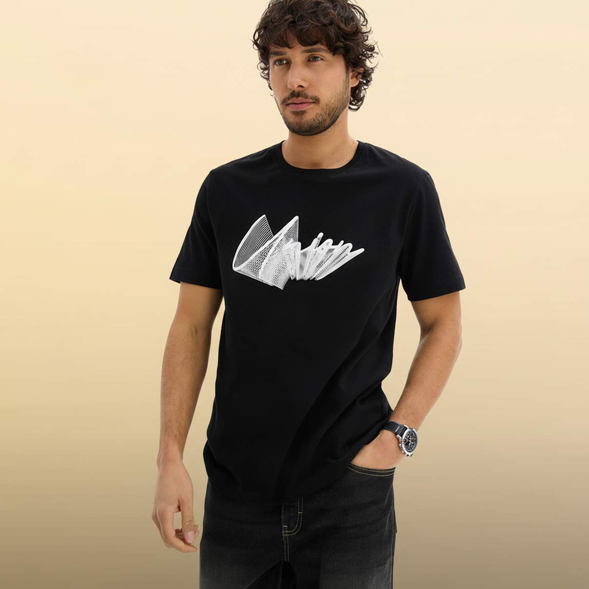 Schlichtes weißes Langarmshirt mit kleinem Logo.