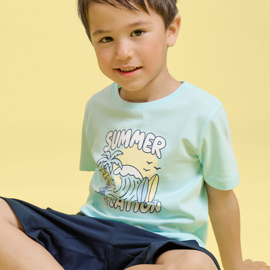 Sommerliches hellblaues T-Shirt und blaue Shorts.