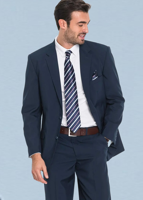 Eleganter dunkelblauer Anzug mit weißem Hemd, gestreifter Krawatte und passendem Einstecktuch.