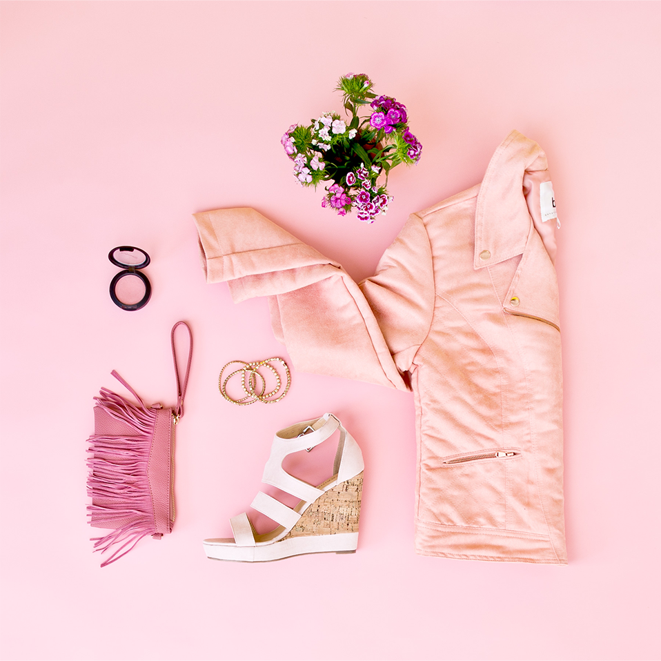 Zarte rosa Jacke, feminine Accessoires und weiße Sandaletten: Perfekt für einen sommerlichen Mädchenabend.