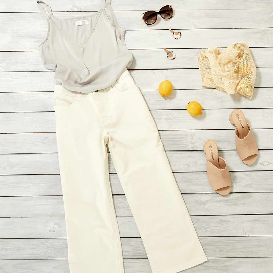 Sommerliche Garderobe: Bequeme Hose, luftiges Top, Sandalen und Sonnenbrille für entspannte Tage.