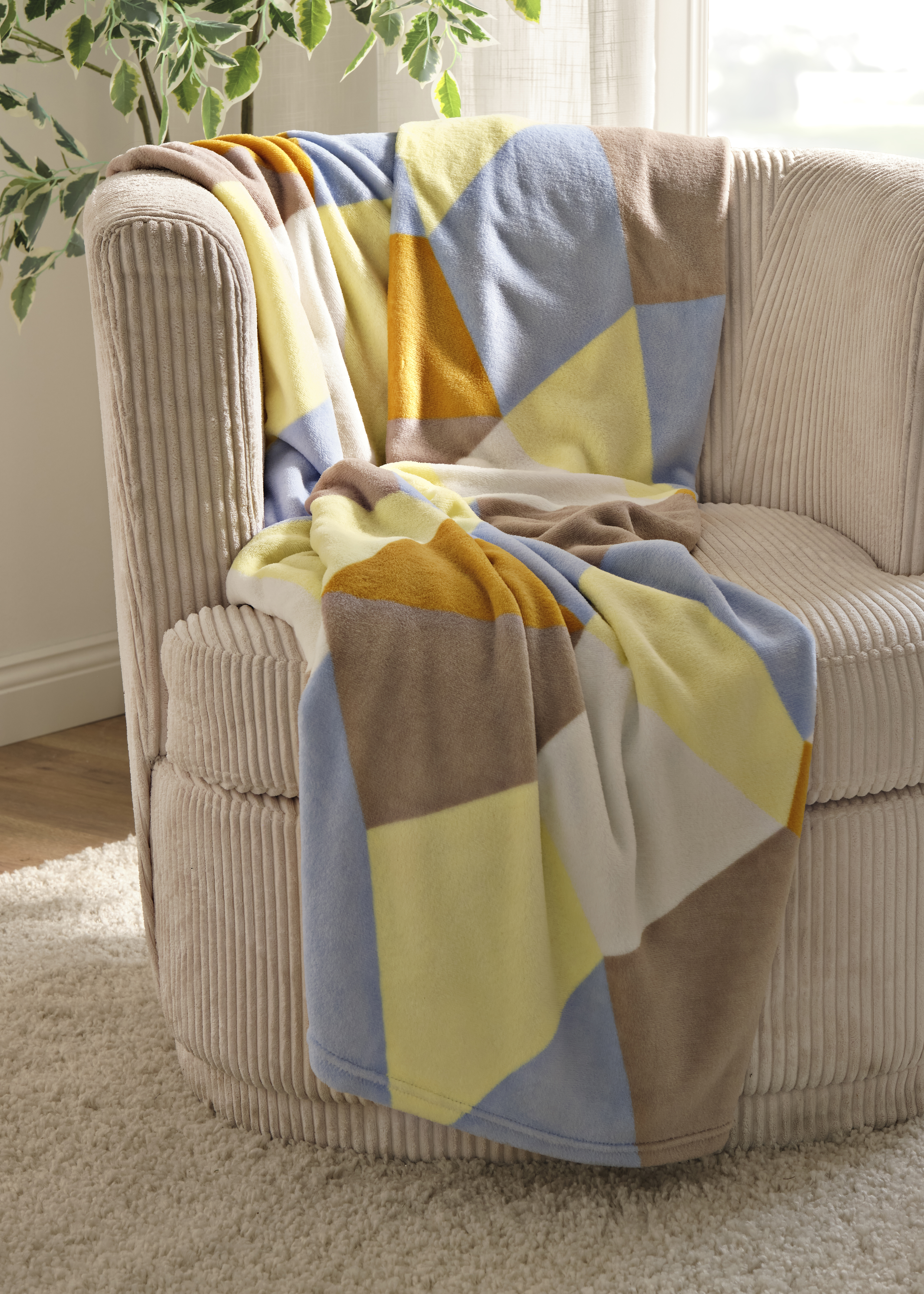 Decke liegt auf einem Sessel.