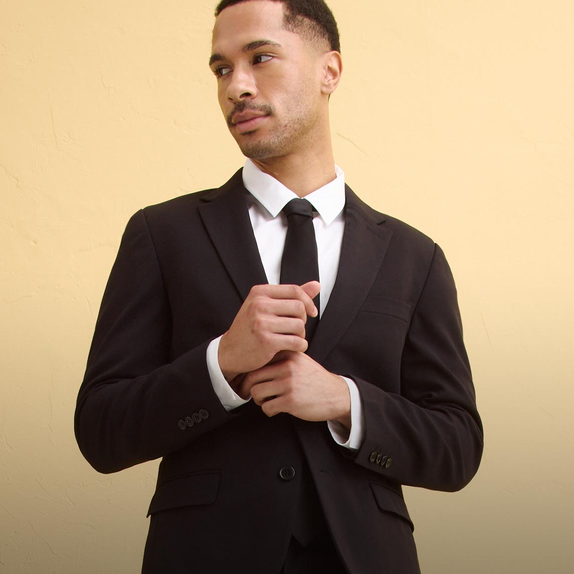 Eleganter schwarzer Anzug mit weißem Hemd.