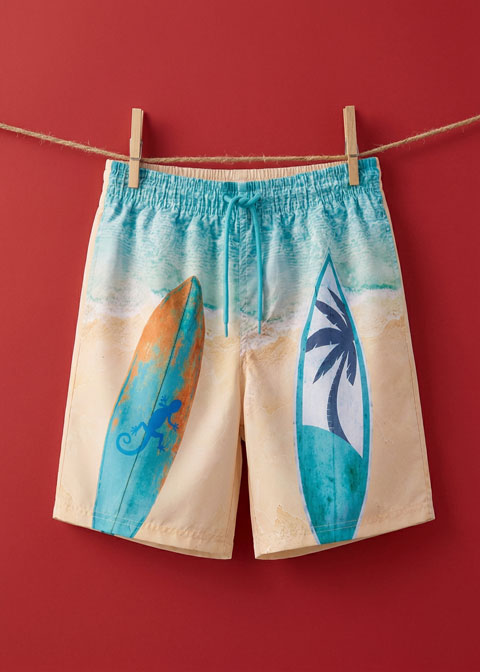 Badeshorts mit Strandmotiv und Surfbrettern.