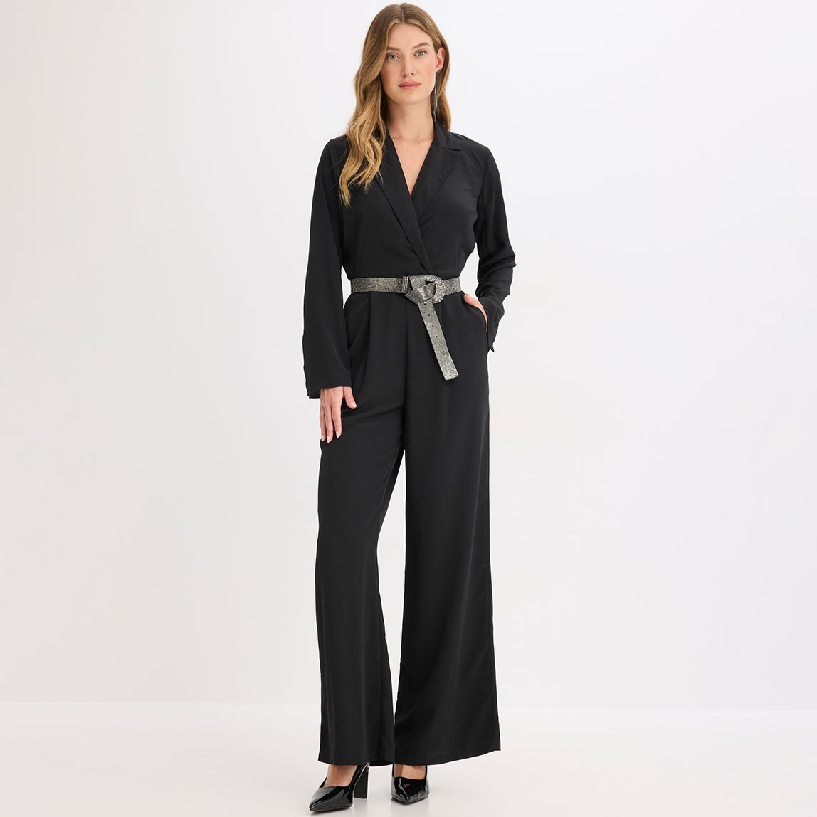 Schwarzer Jumpsuit mit weiten Beinen, Wickeloptik und Gürtel.