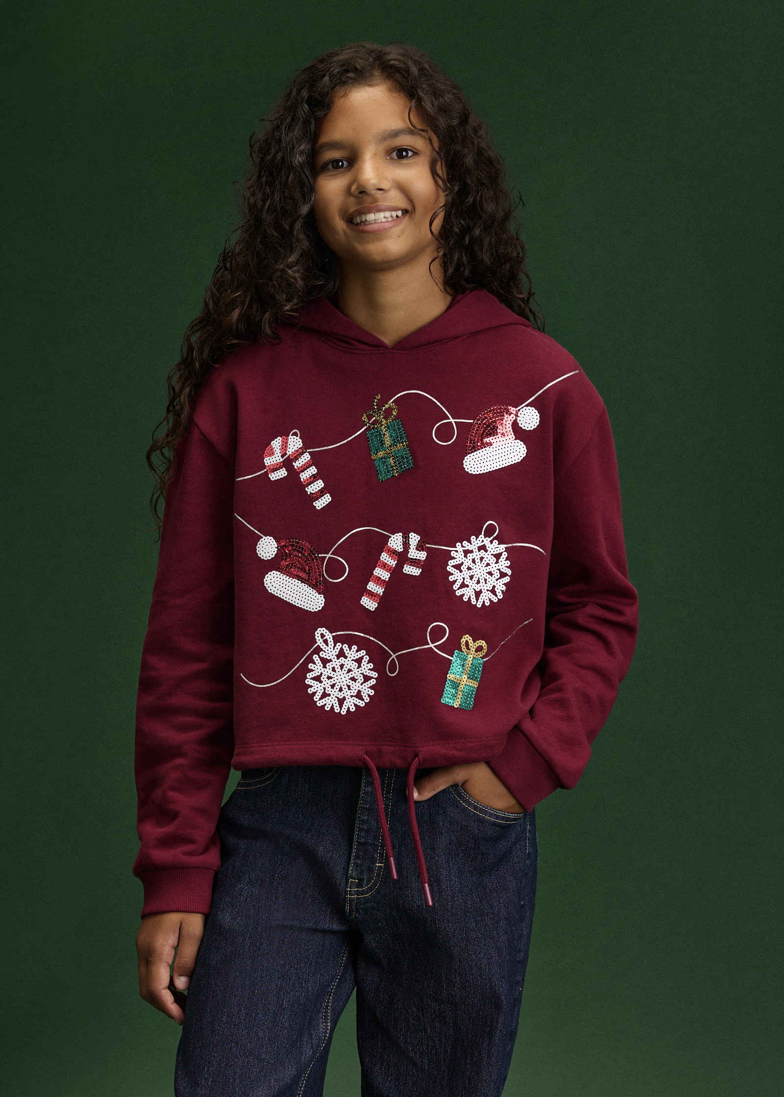 Weinroter Hoodie mit weihnachtlichen Motiven.