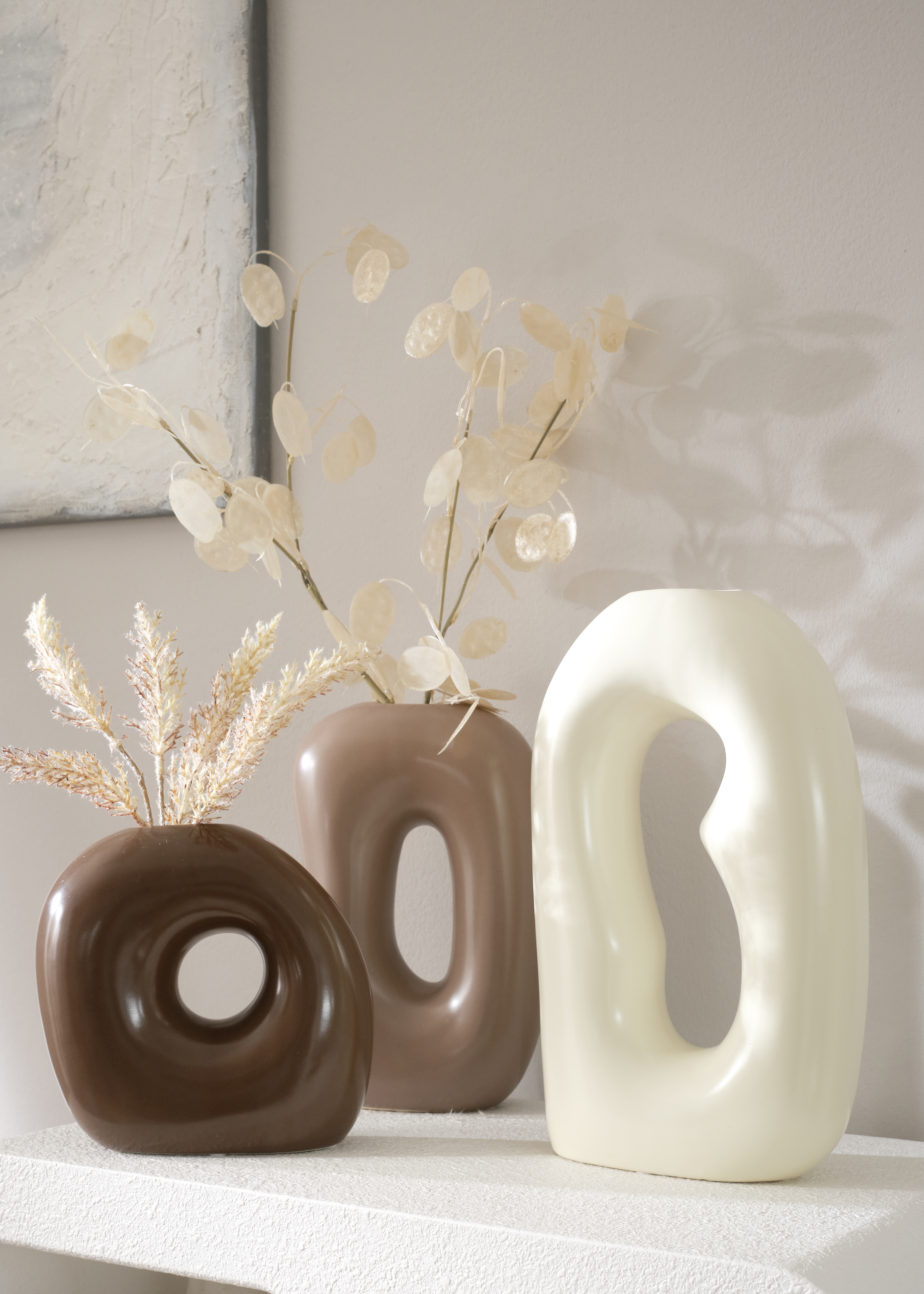 Moderne Vasen in Erdtönen und Weiß.
