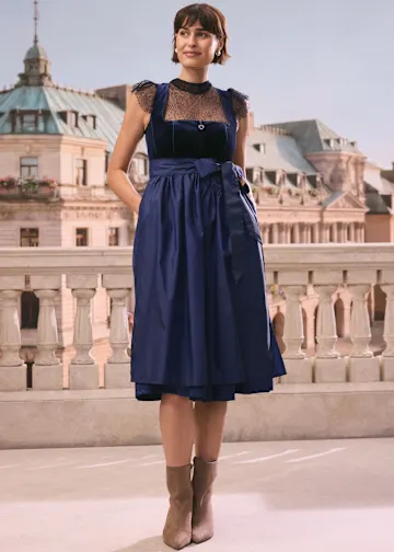 Dunkelblaues Dirndl mit Samtoberteil und transparenter Bluse