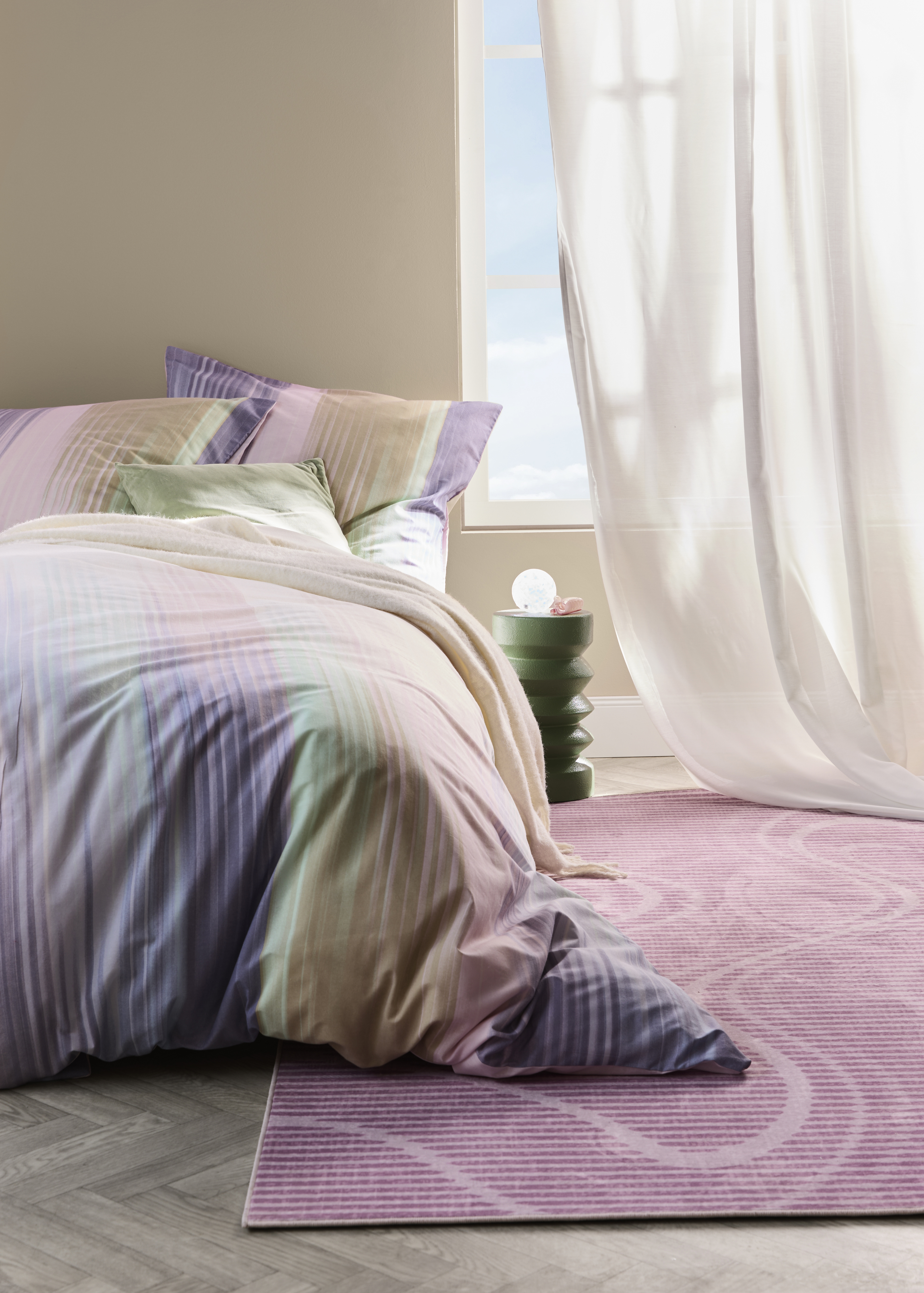 Gemütliches Schlafzimmer mit modernem Bett, warmen Farben und stilvoller Wanddekoration.