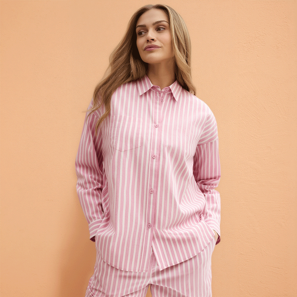 Rosa-weiß gestreiftes Hemd mit langen Ärmeln. Lässiger Schnitt für bequemen Tragekomfort.