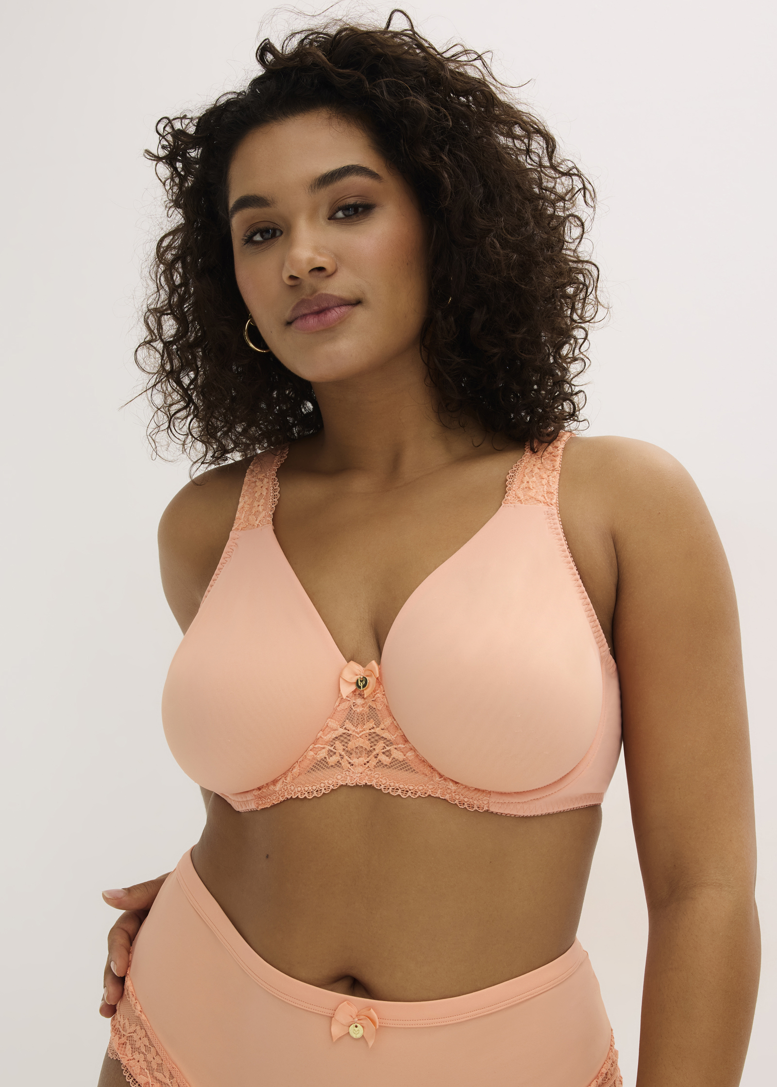 Apricotfarbene Unterwäsche mit Spitzendetails: BH mit breiten Trägern und passender Slip.