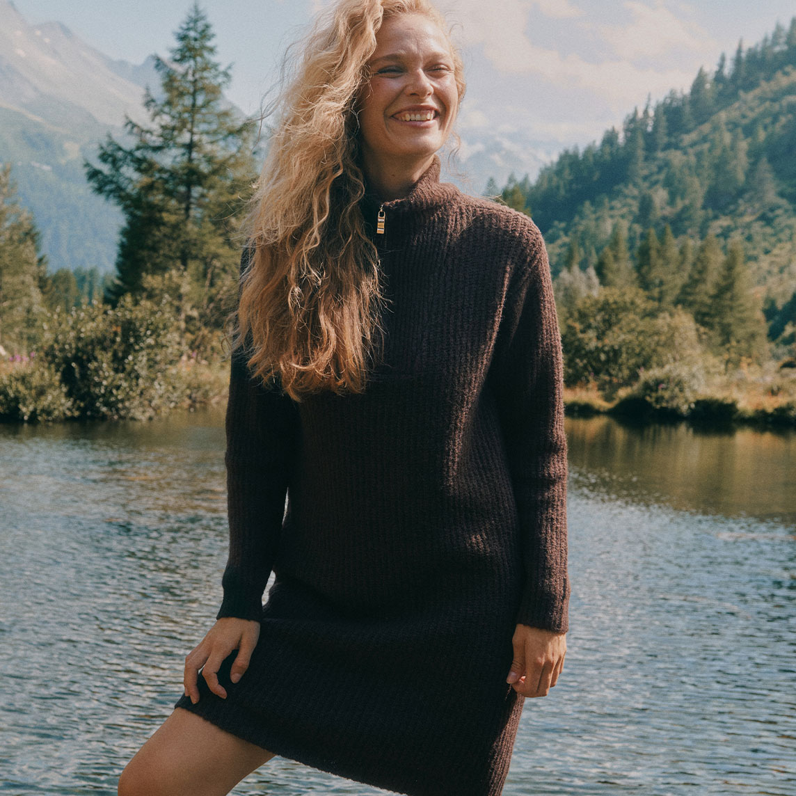 Dunkles, geripptes Strickkleid mit Reißverschlusskragen – stilvoll und warm in der Natur.