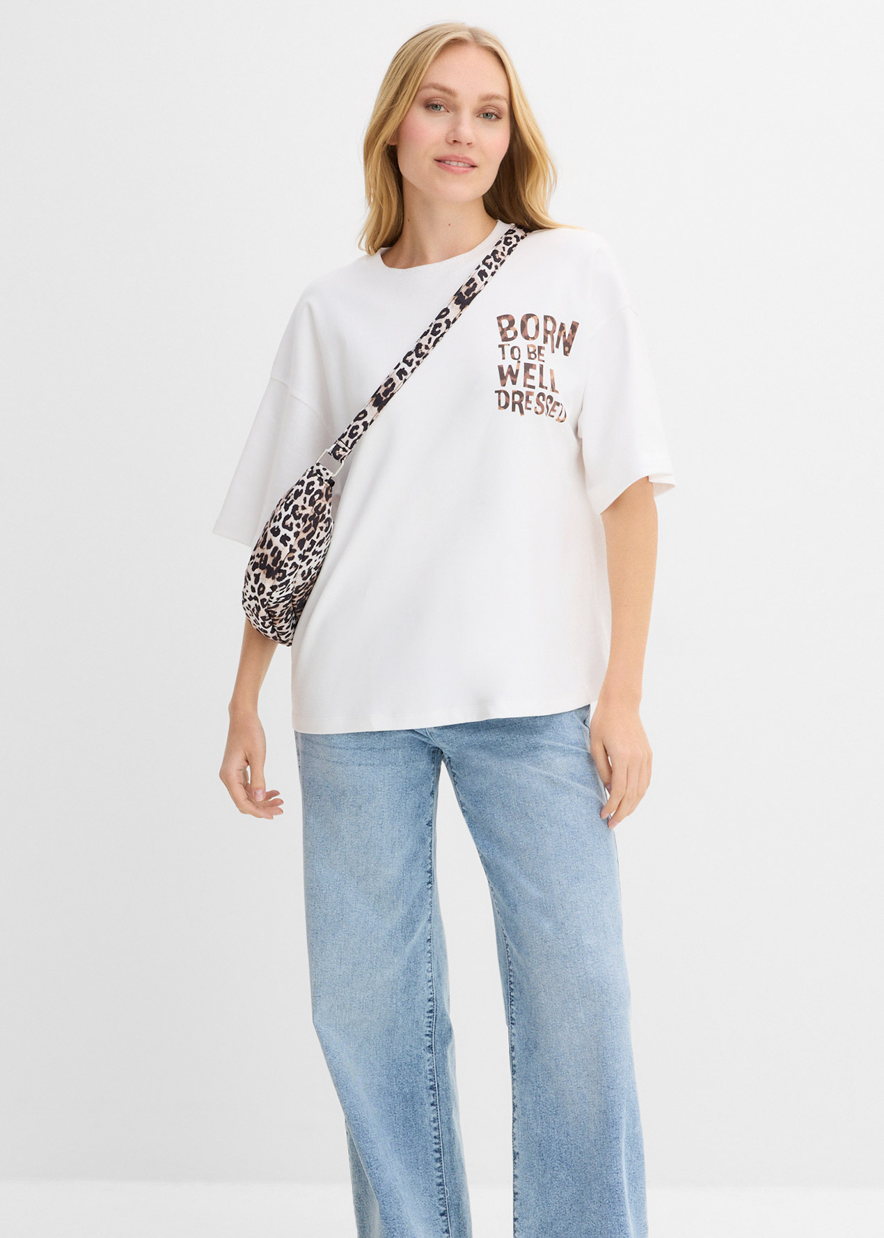 Weißes T-Shirt mit Aufdruck und Leopardenmuster-Detail kombiniert mit lässiger blauer Jeans.