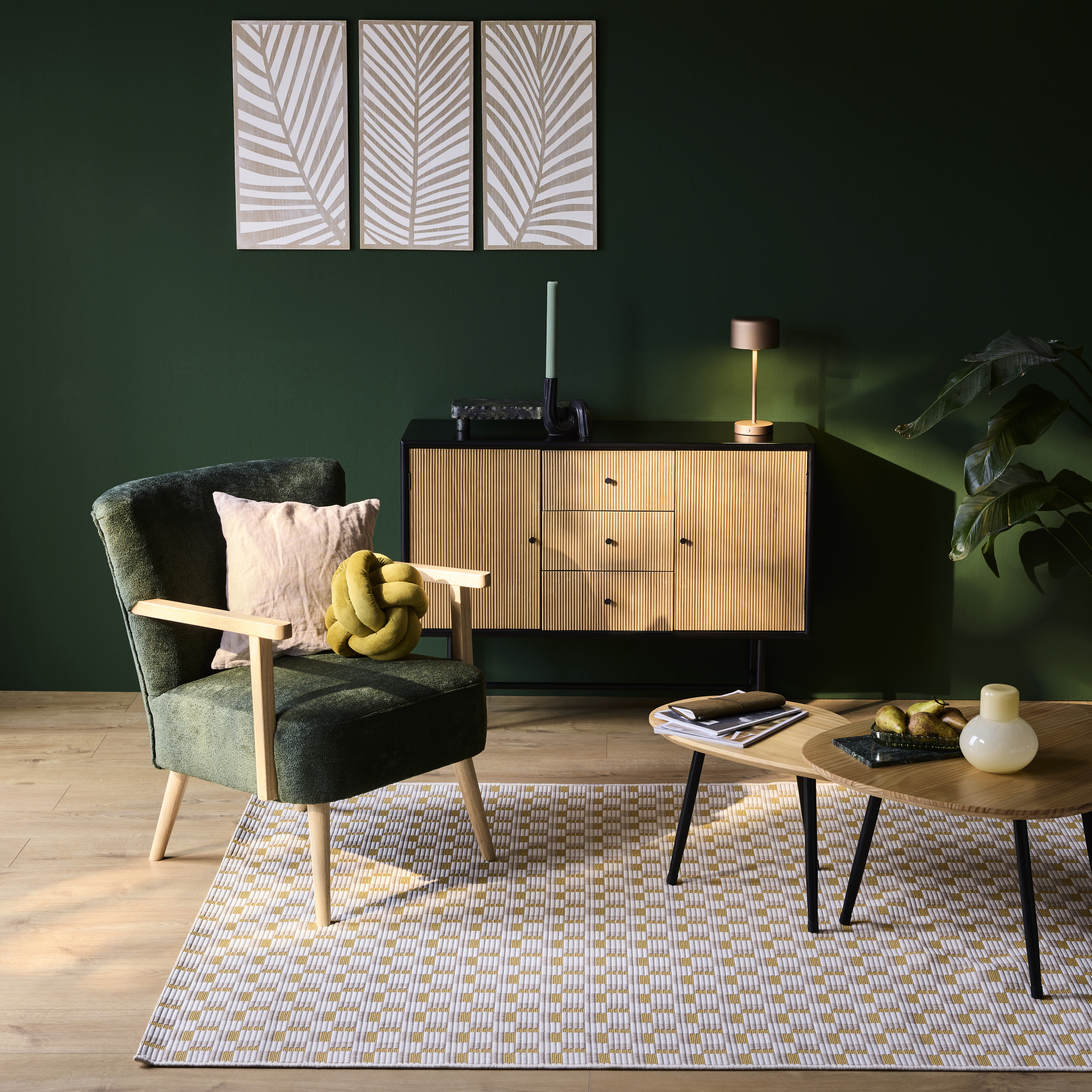 Gemütlicher Sessel mit samtigem Grün, warme Holztöne und weiche Textilien.