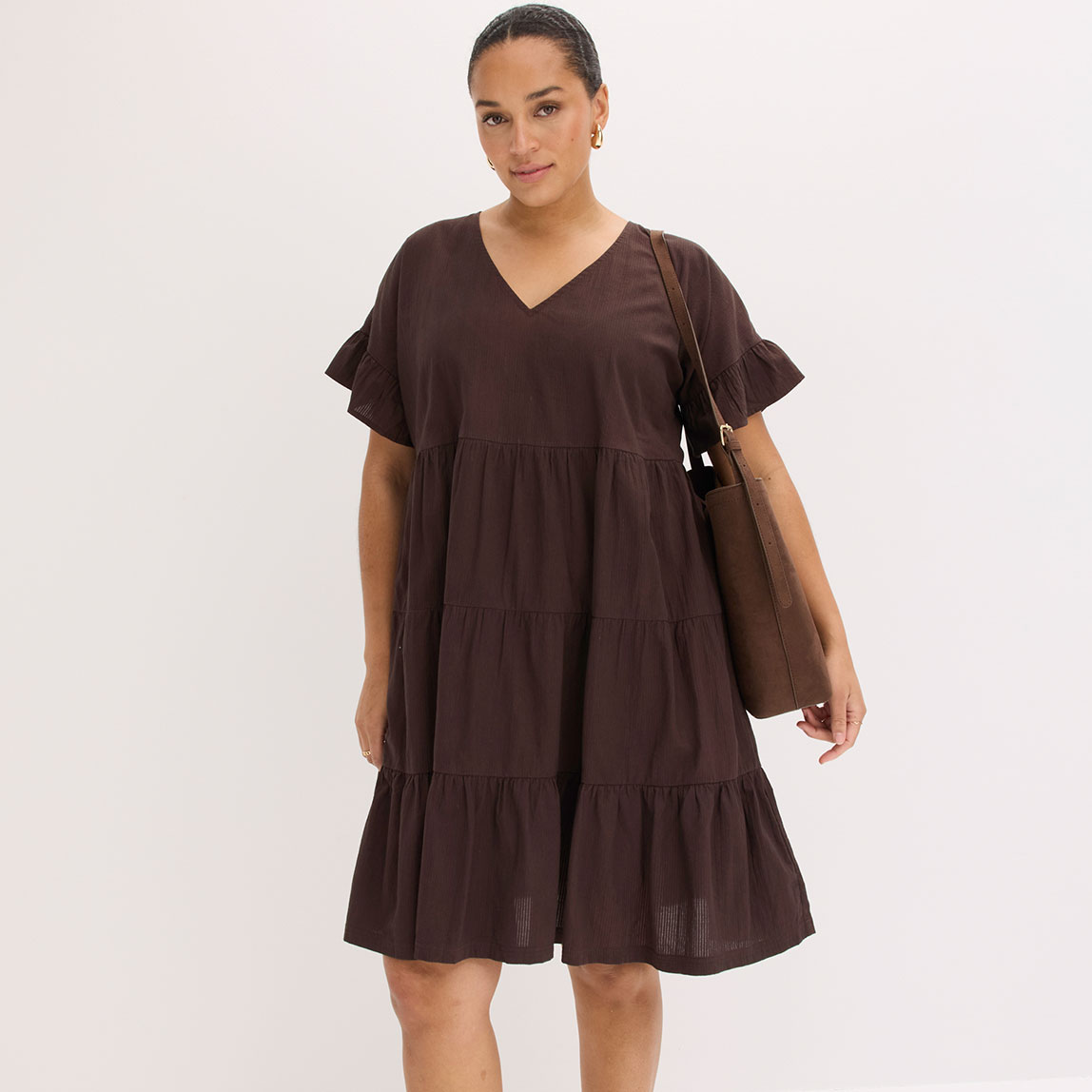 Braunes Kleid mit V-Ausschnitt, kurzen Ärmeln und A-Linien-Silhouette.