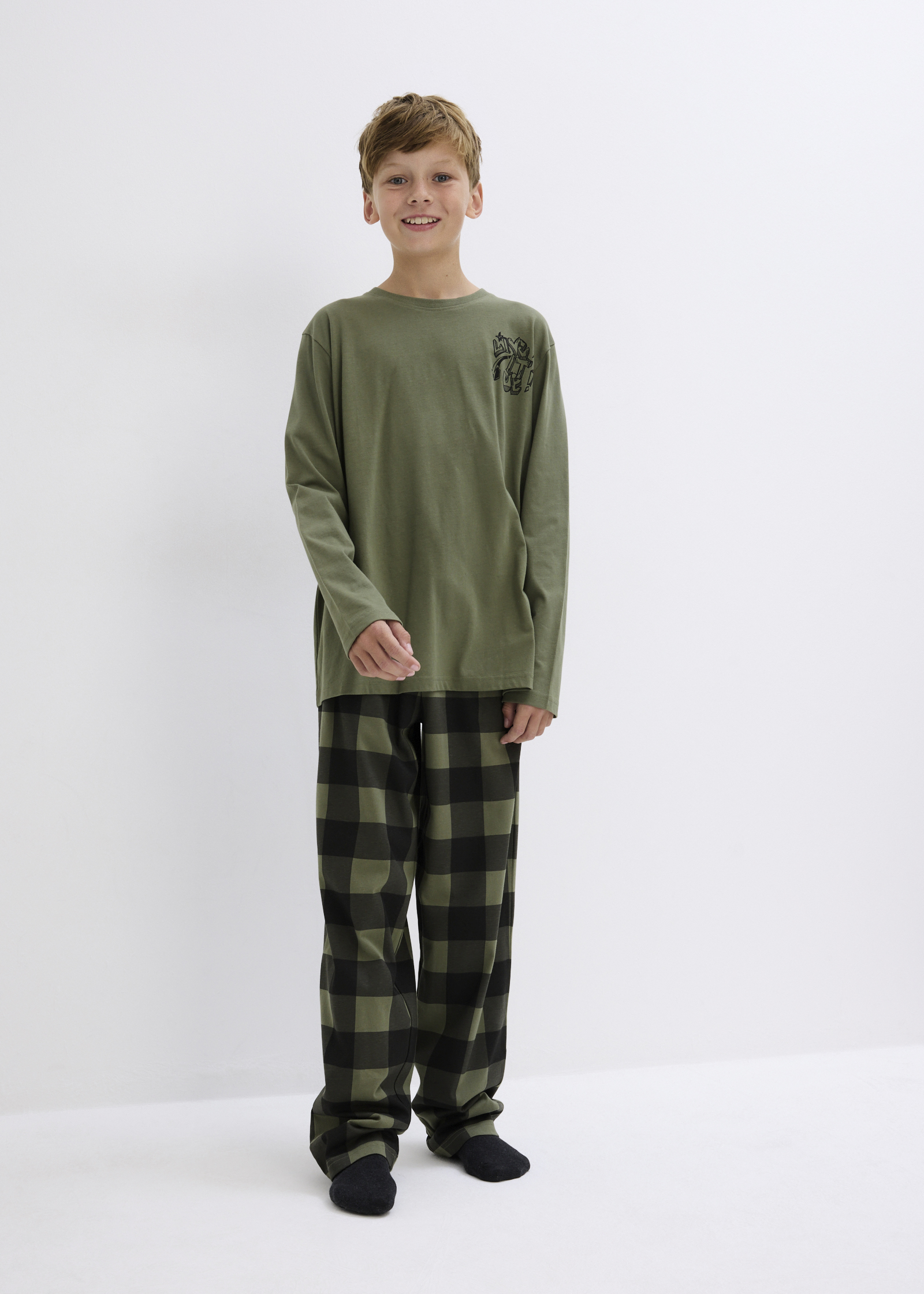 Schlafanzug mit Langarmshirt und karierter Hose.