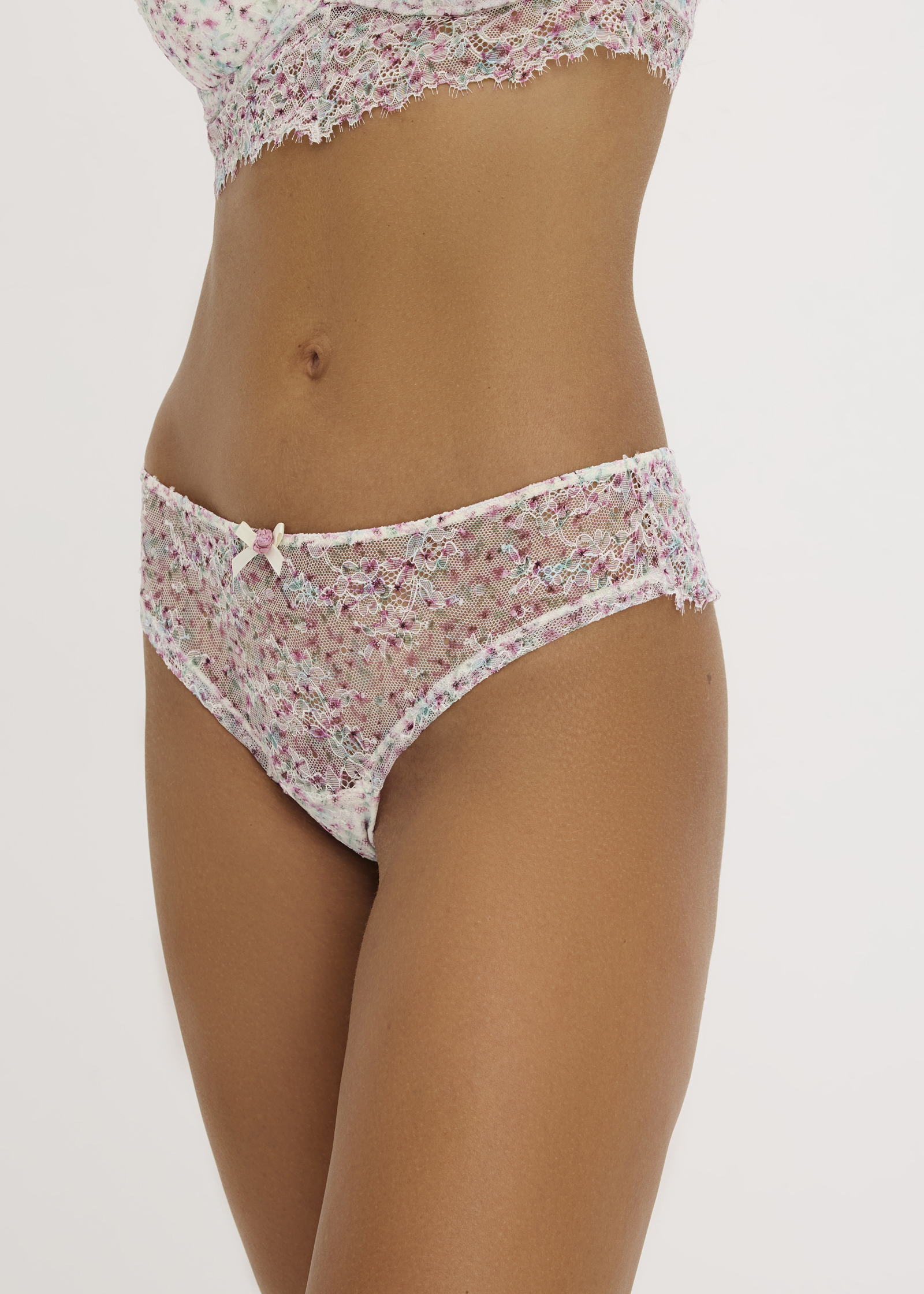 Blumiger Spitzen-Slip mit zarten Pastellfarben und kleinen Schleifen.