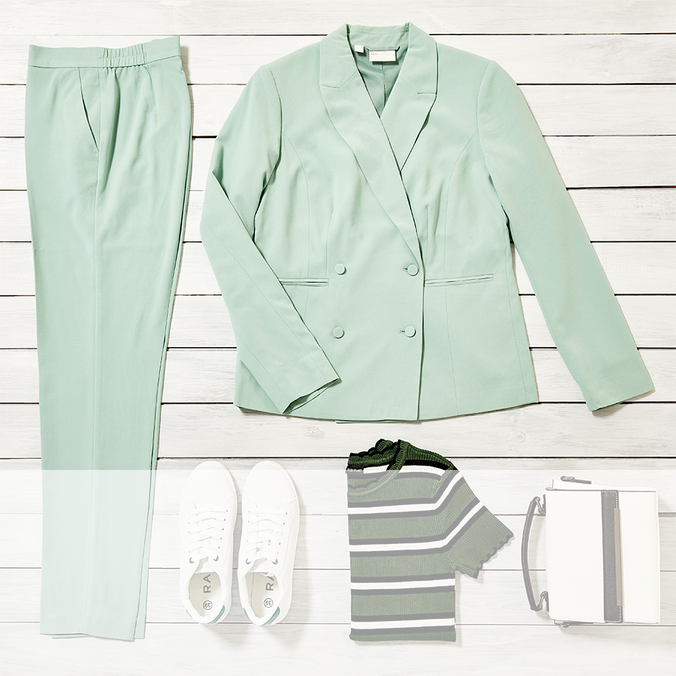 Eleganter mintgrüner Hosenanzug mit passendem Blazer, begleitet von gestreiftem Shirt und weißen Accessoires.
