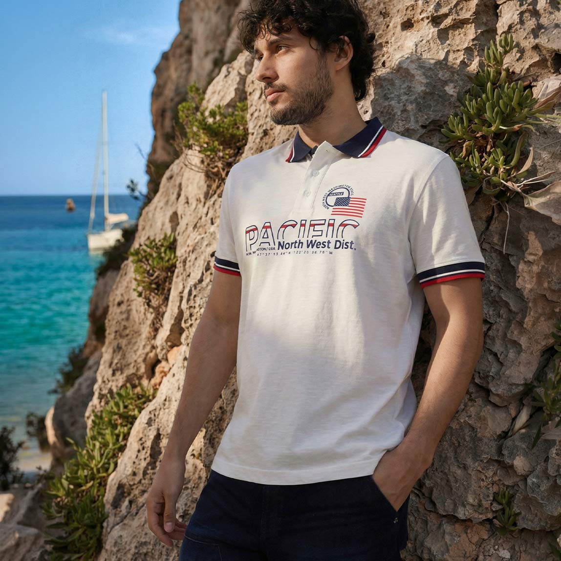 Sportliches weißes Poloshirt mit Aufdruck und dunkler Hose für sommerliche Tage.