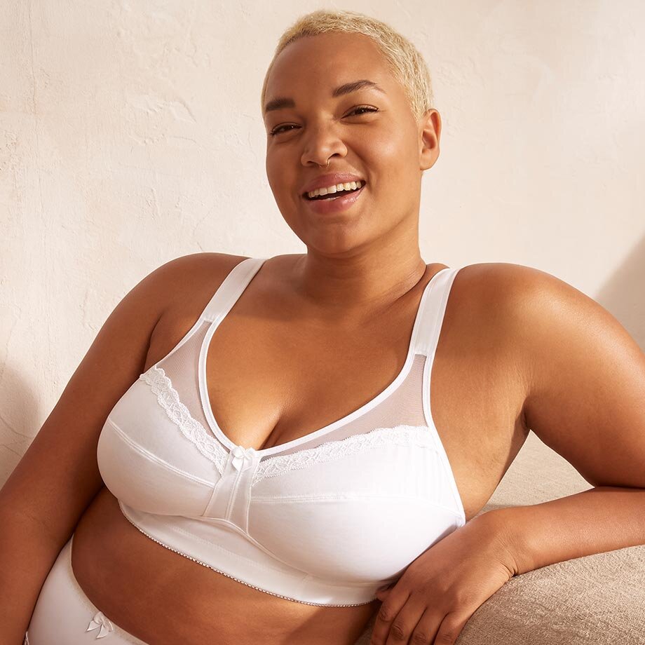 Ein weißer, bequem aussehender Sport-BH mit breiten Trägern und strukturiertem Design im Brustbereich.