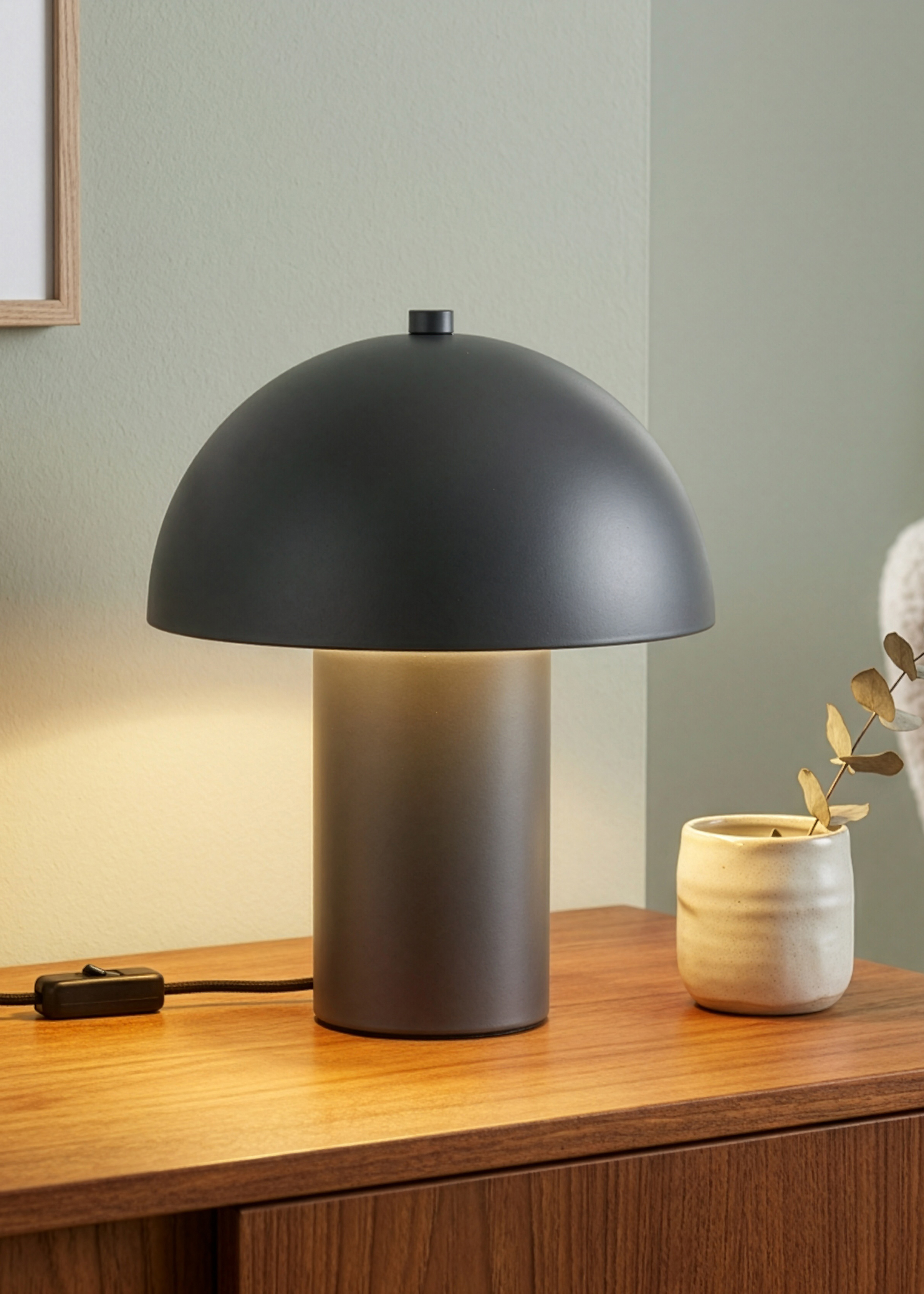 Moderne Lampe steht auf einer Kommode.