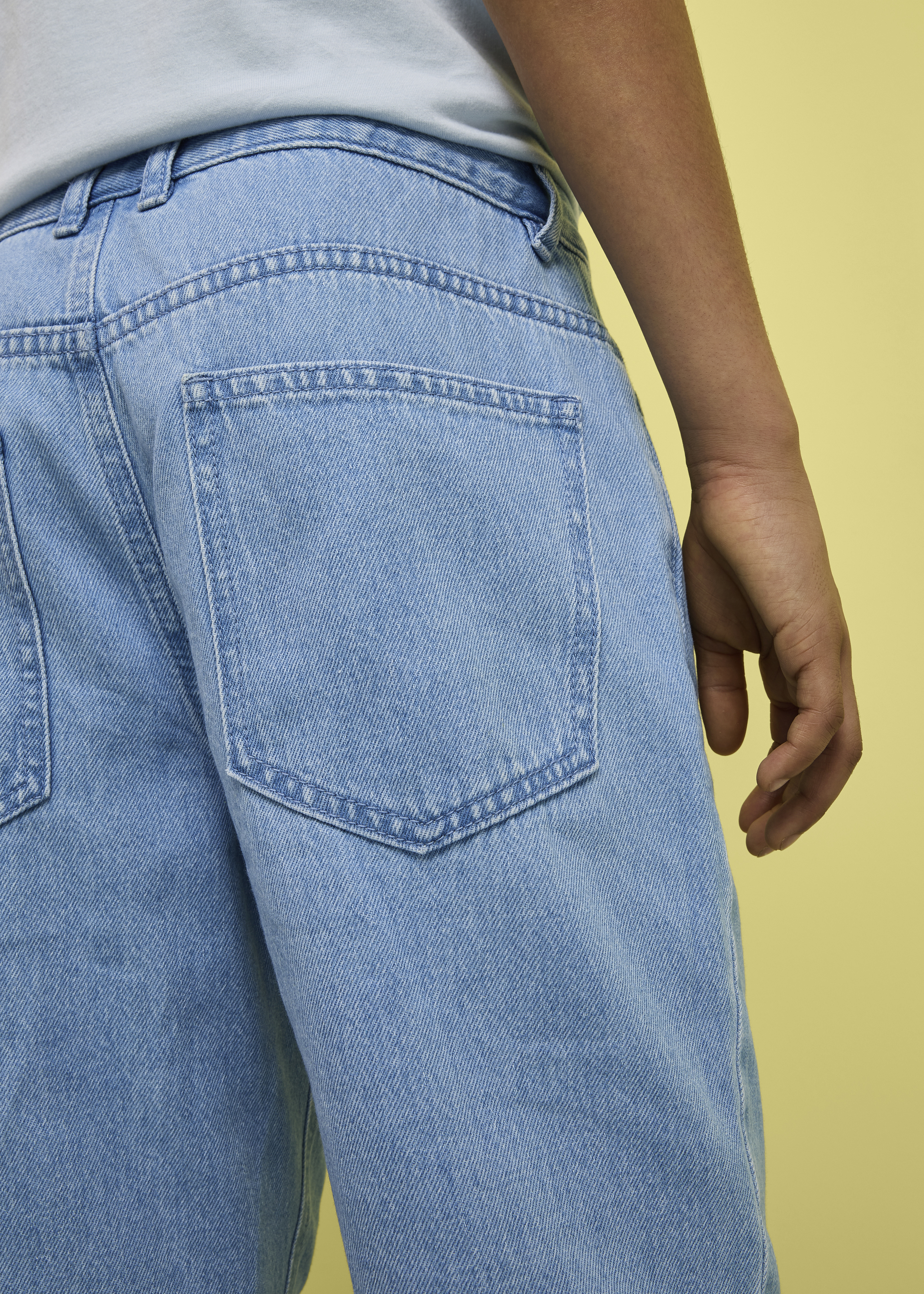 Lässige Jeans in Hellblau, kombiniert mit einem einfachen, hellen T-Shirt.