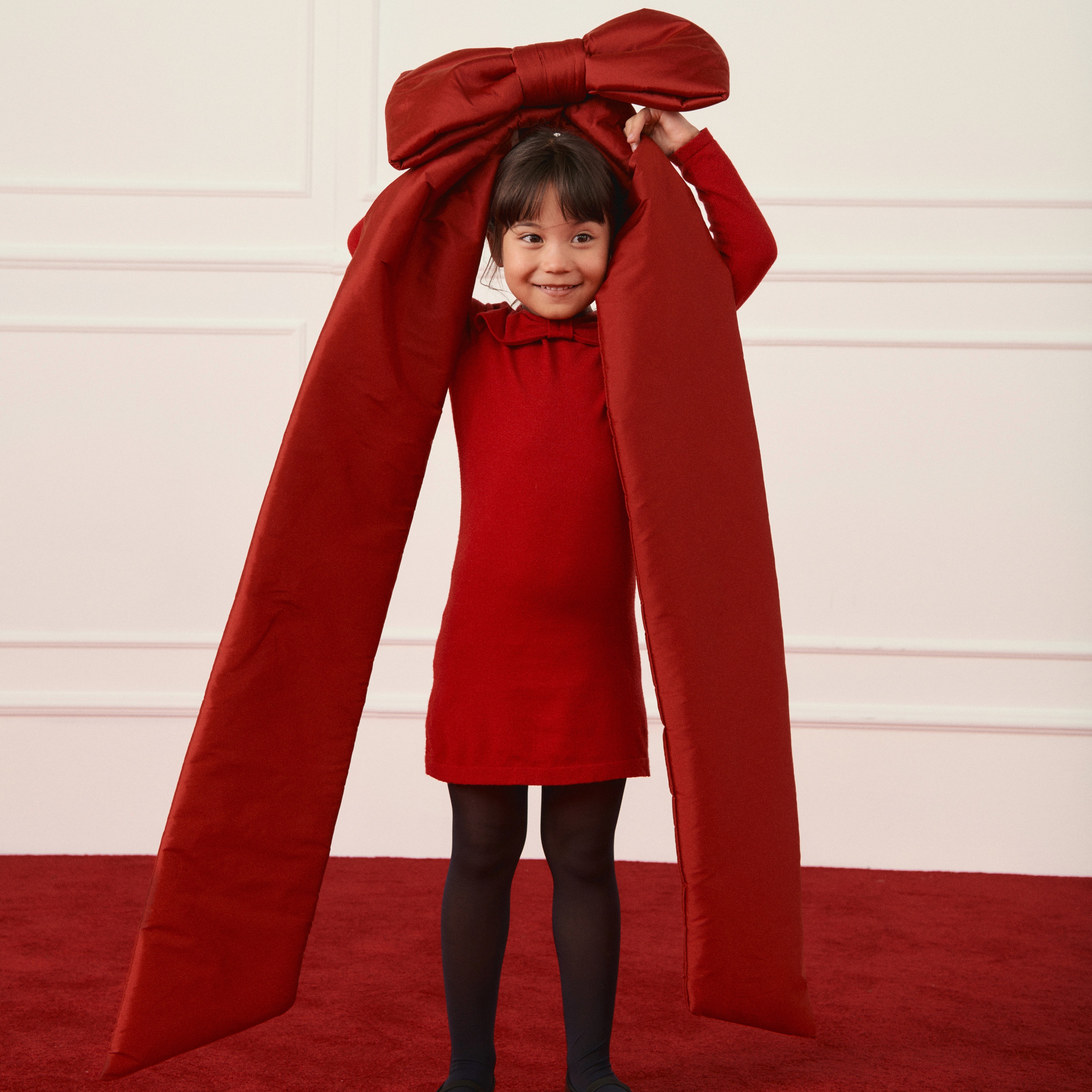 Ein rotes Kleid mit einer schwarzen Strumpfhose.