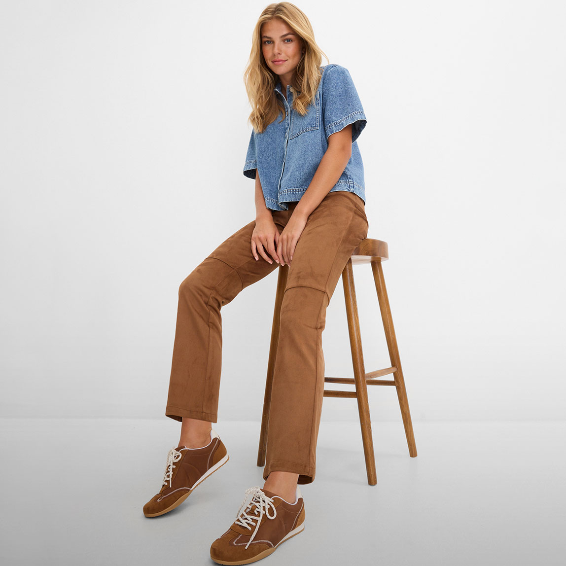 Lässiges Denim-Hemd, braune Hose und passende Sneaker.