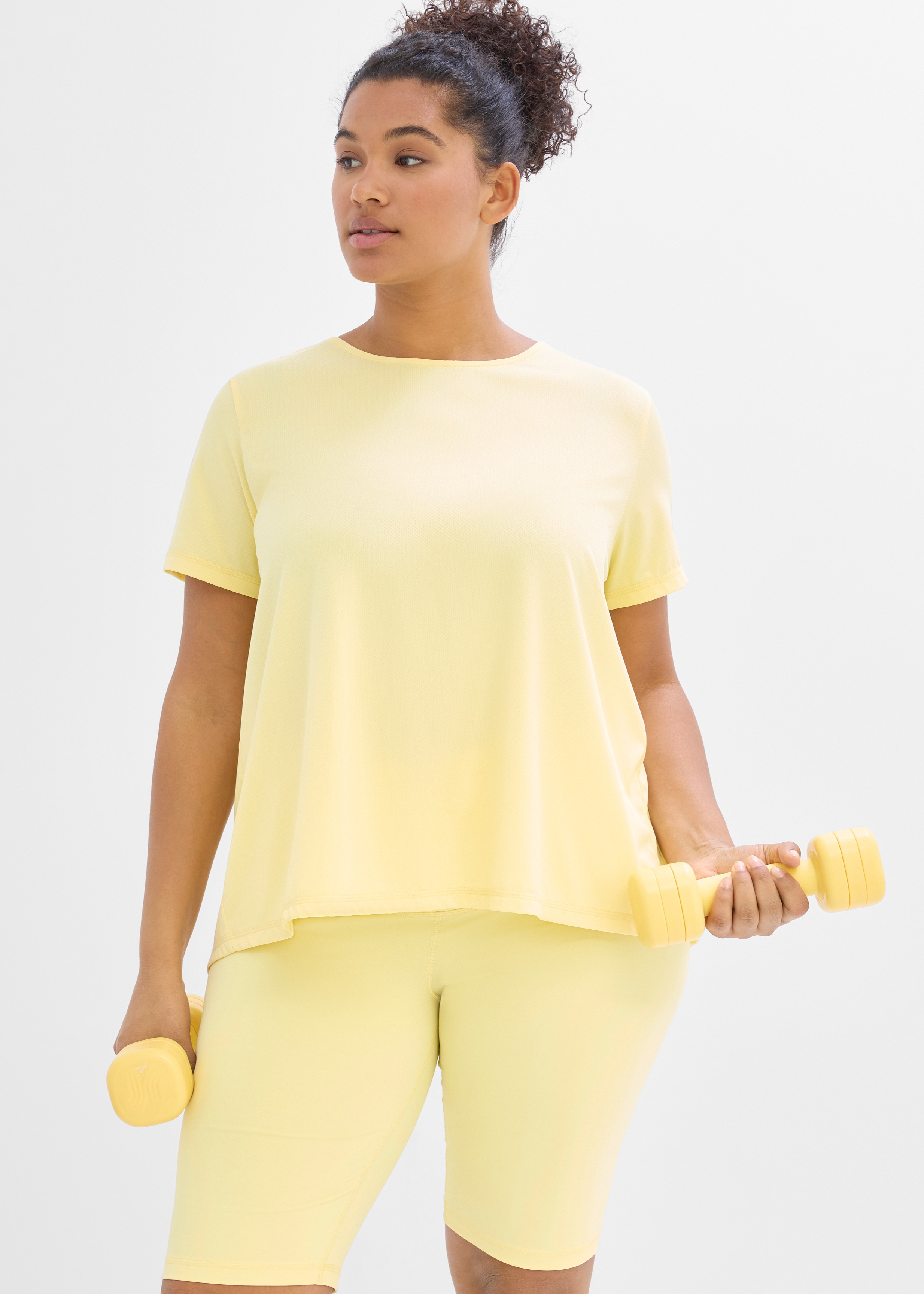Gelbes T-Shirt und Radlerhose..