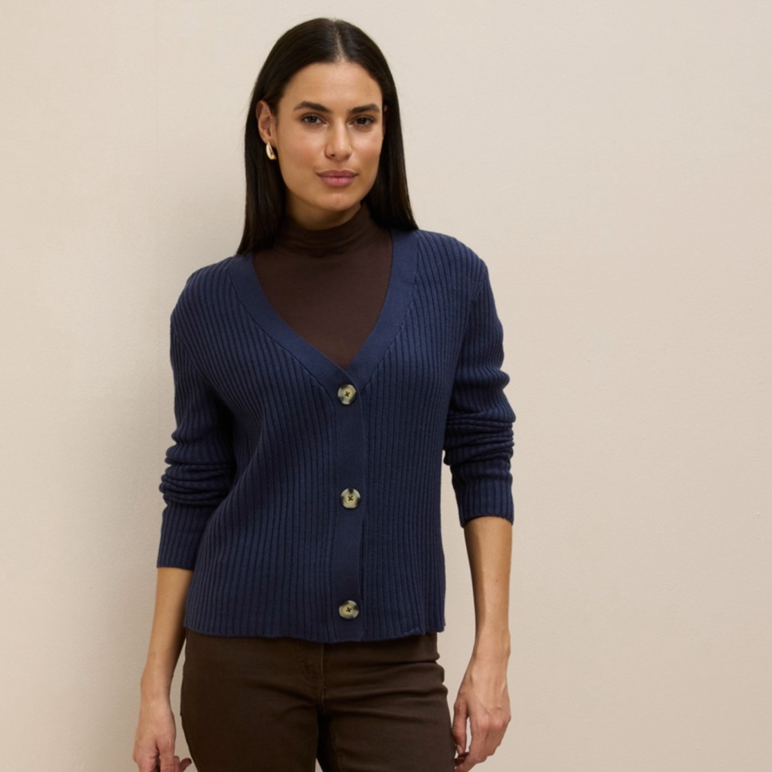 Eleganter marineblauer Strickcardigan mit Knöpfen.