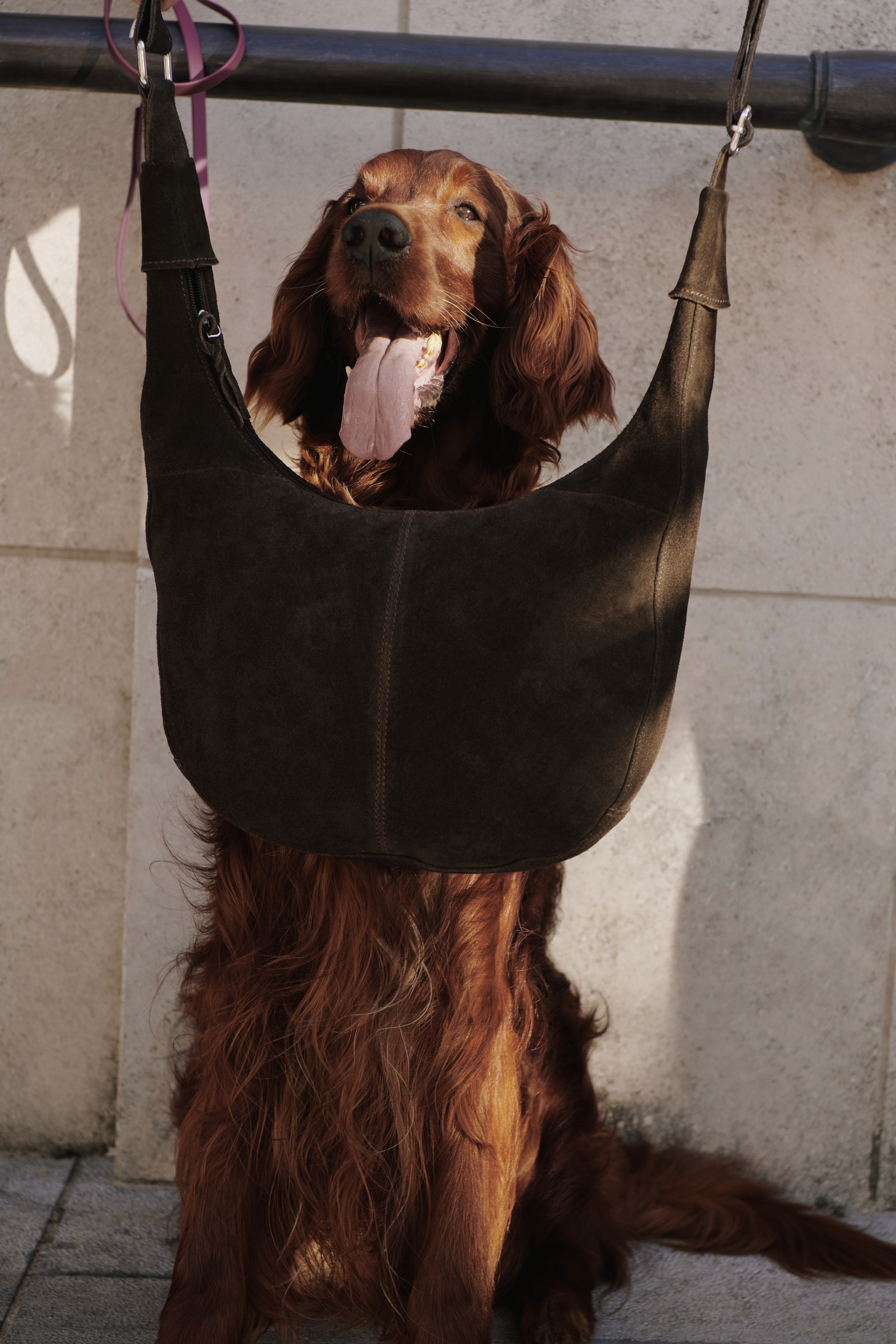 Eine elegante, braune Wildledertasche.