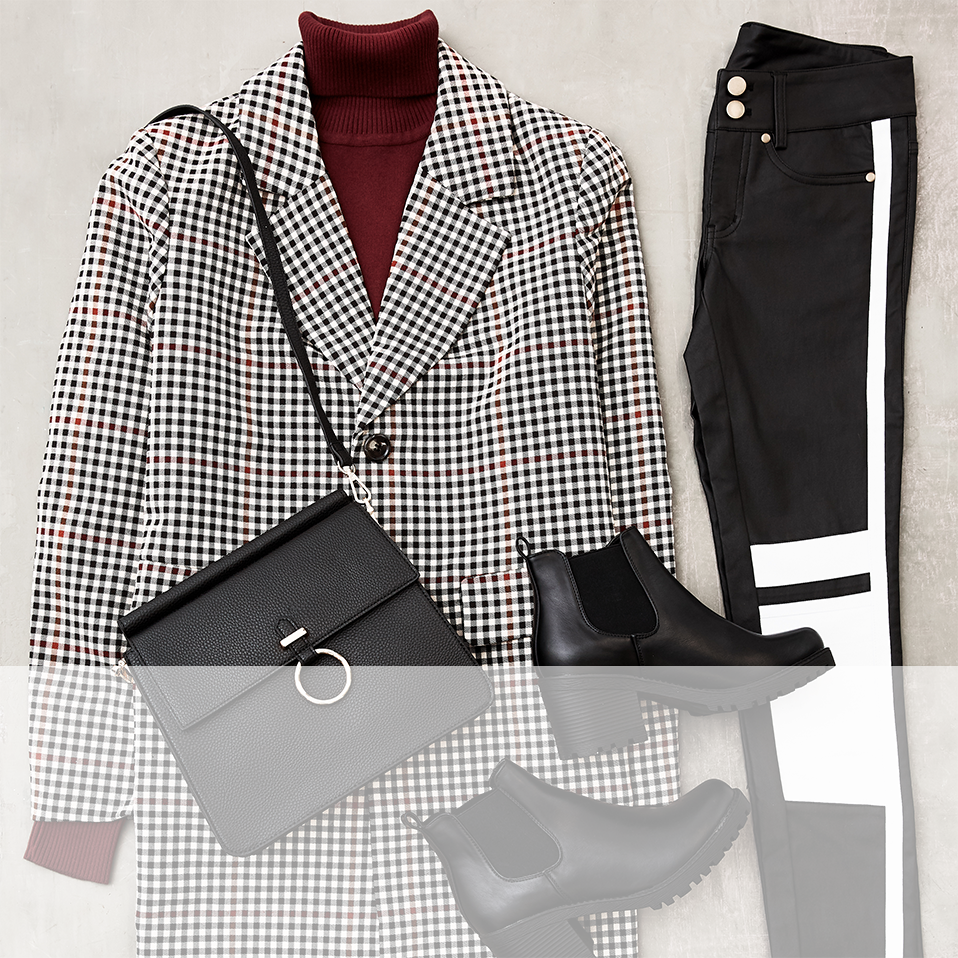 Schwarz-weiß karierter Blazer, roter Rollkragenpullover, schwarze Hose und Stiefeletten. Elegantes Outfit mit grauer Clutch.