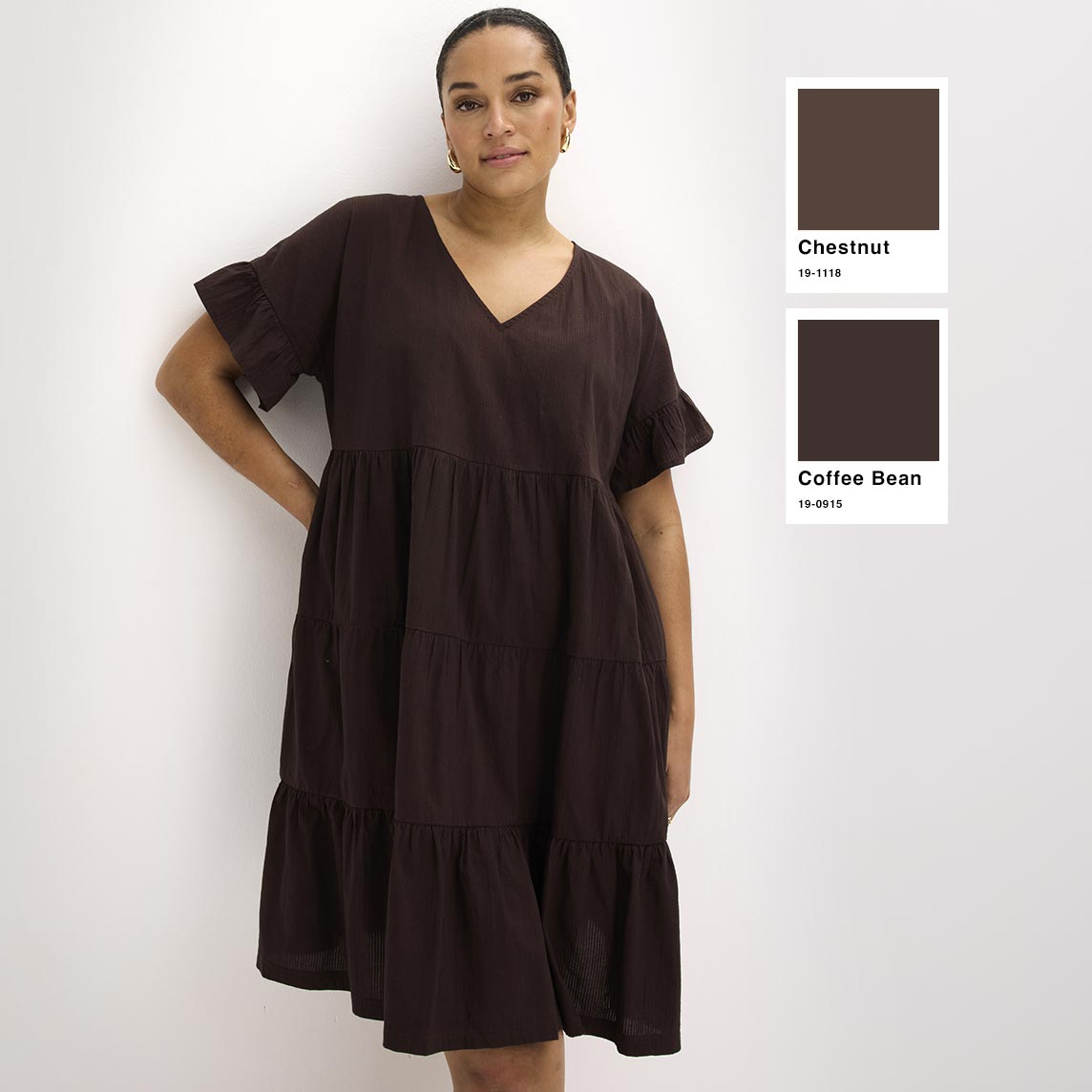 Luftiges, braunes Stufenkleid mit V-Ausschnitt und kurzen, gerüschten Ärmeln.