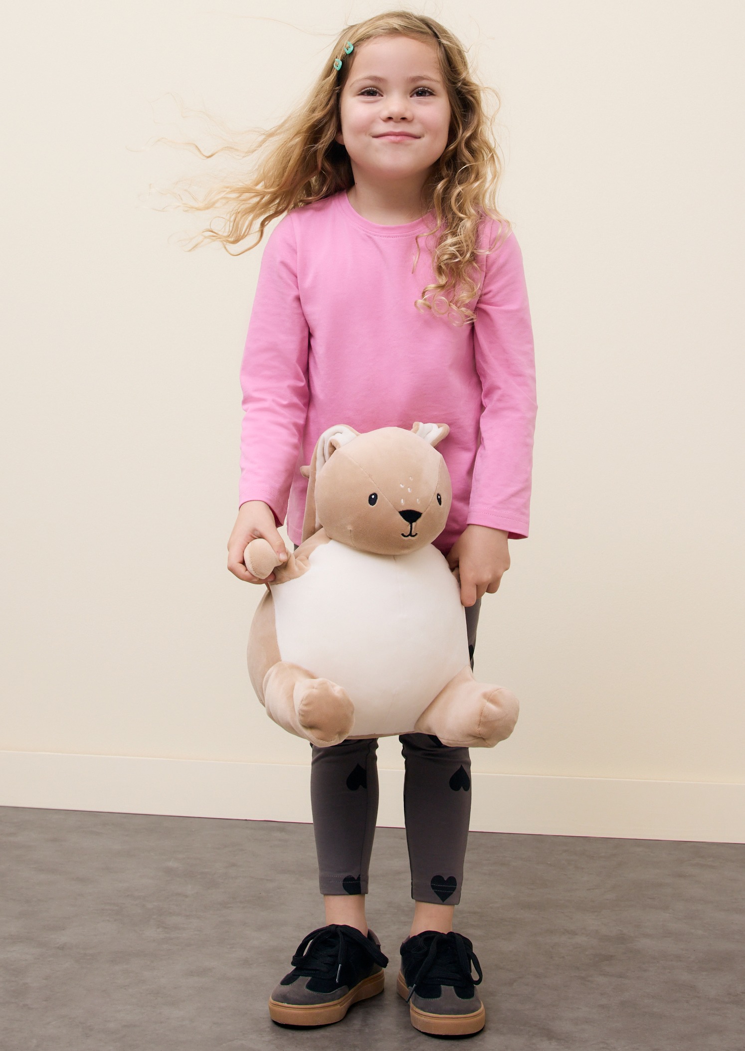 Gestreifte Bluse kombiniert mit klassischen blauen Jeans und braunen Schuhen.