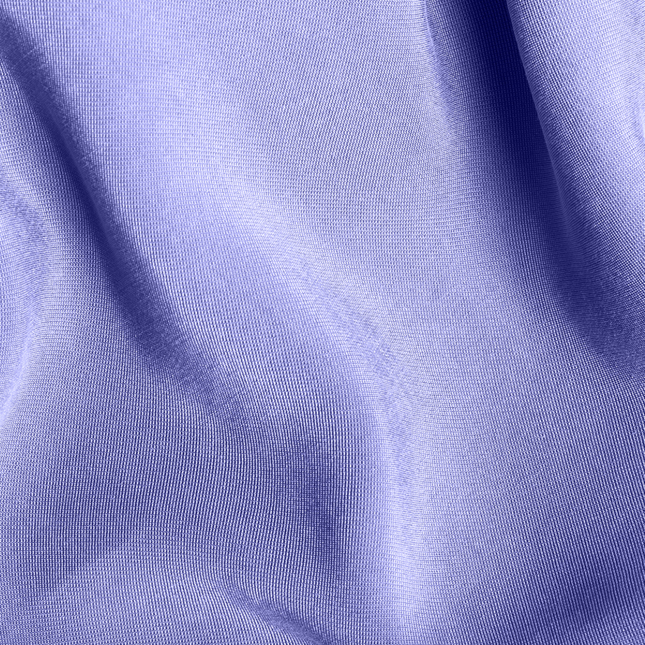 Zarter lila Stoff fällt in weichen Falten. Feine Textur schimmert sanft im Licht.