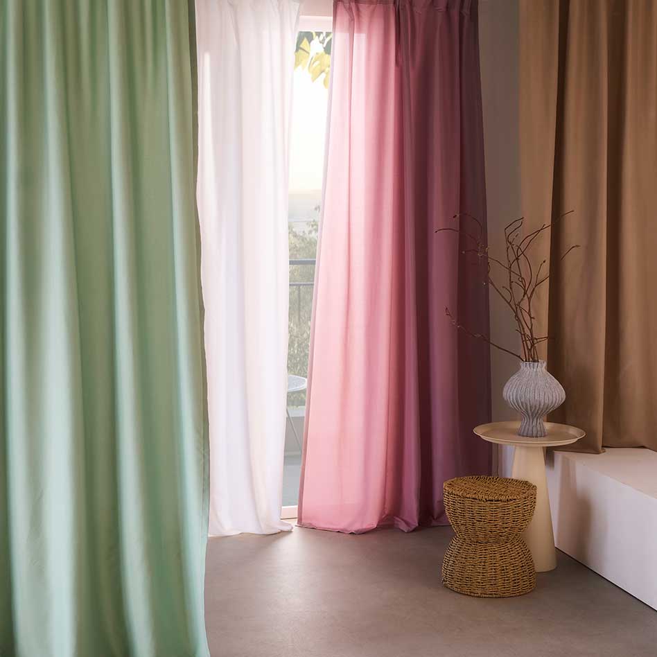 Vorhänge in Grün, Rosa und Weiß.