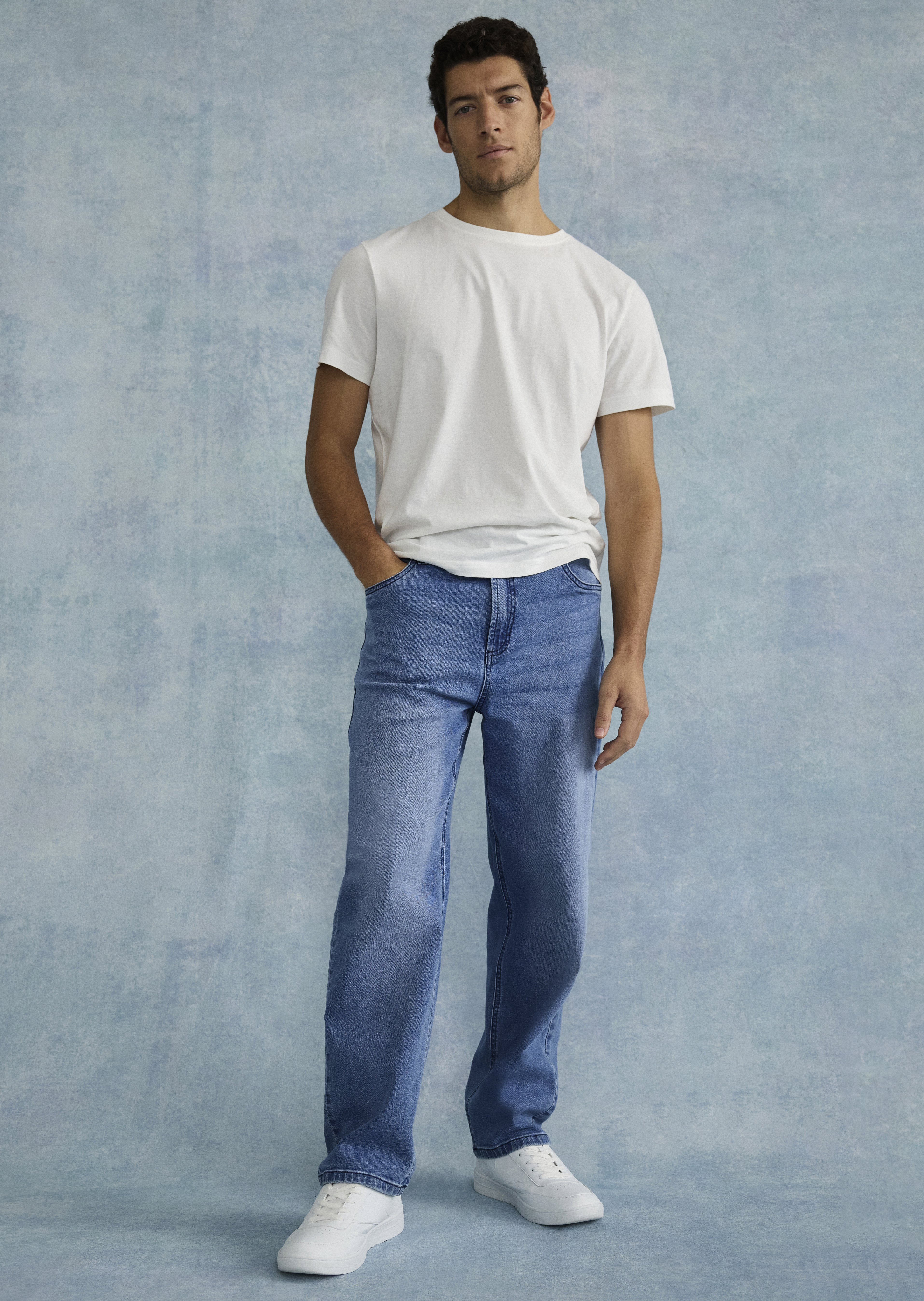 Weißes T-Shirt, Loose Fit Jeans und weißen Sneakers .