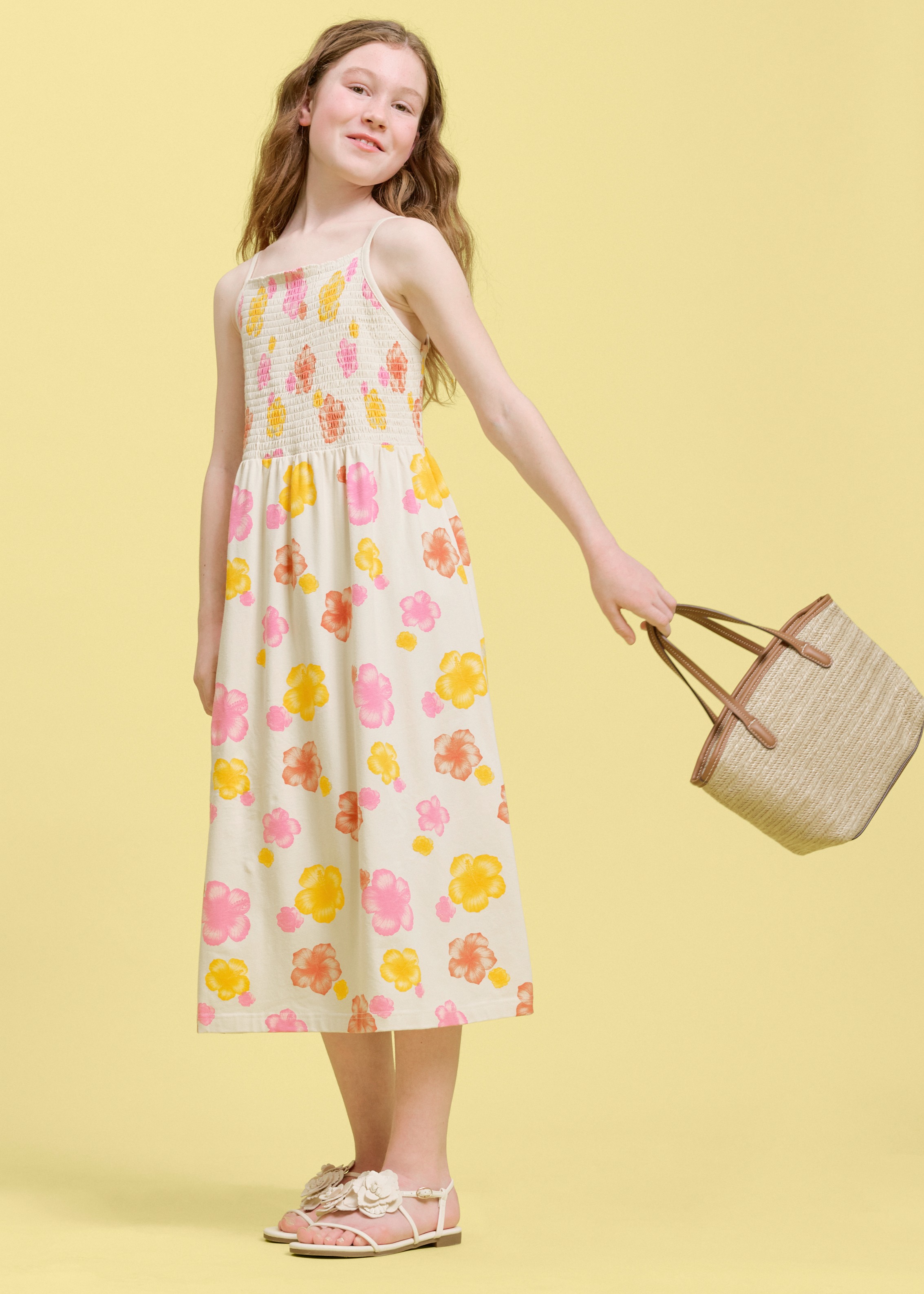 Sommerliches Kleid mit Spaghettiträgern und farbenfrohen Blumen.