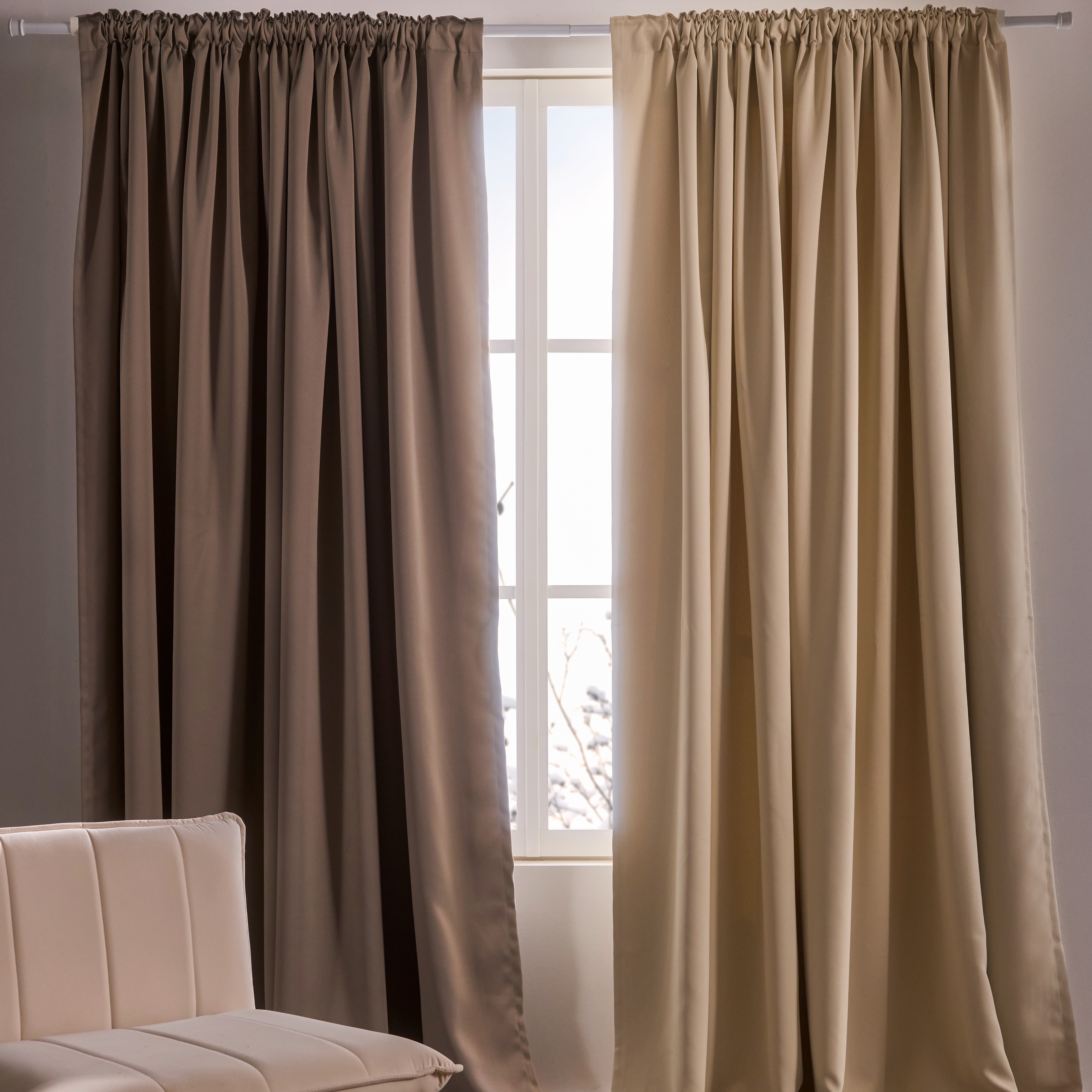 Elegante Vorhänge in gedeckten Braun- und Beigetönen.
