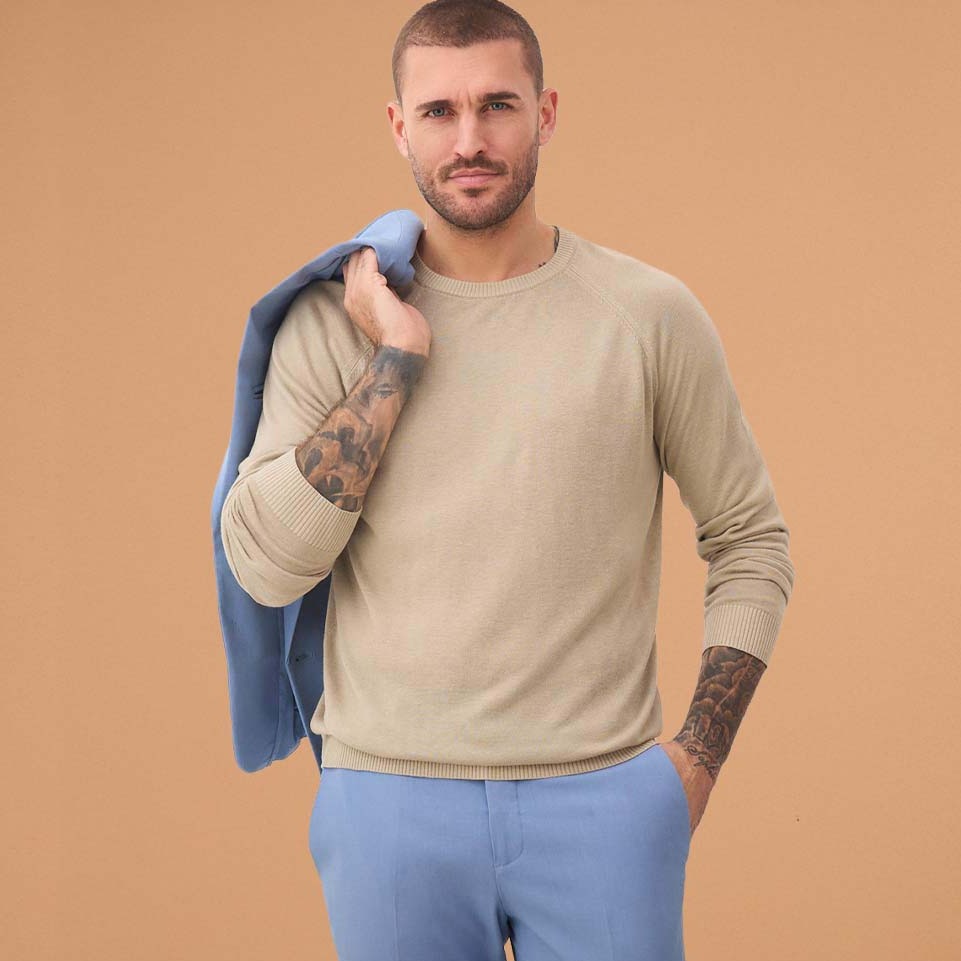 Outfit aus beigem Pullover und hellblauer Hose.