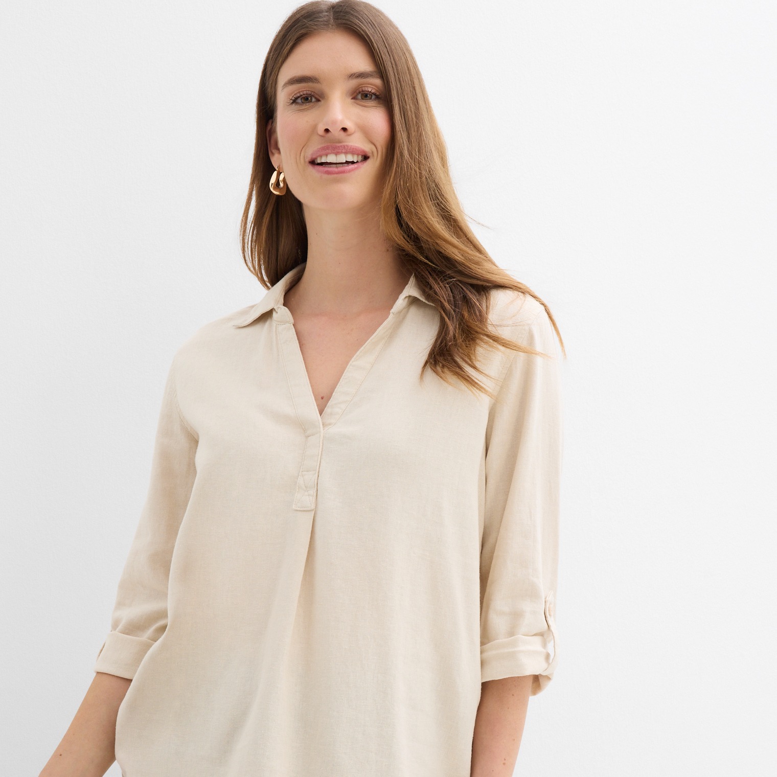 Elegante beigefarbene Bluse mit V-Ausschnitt.