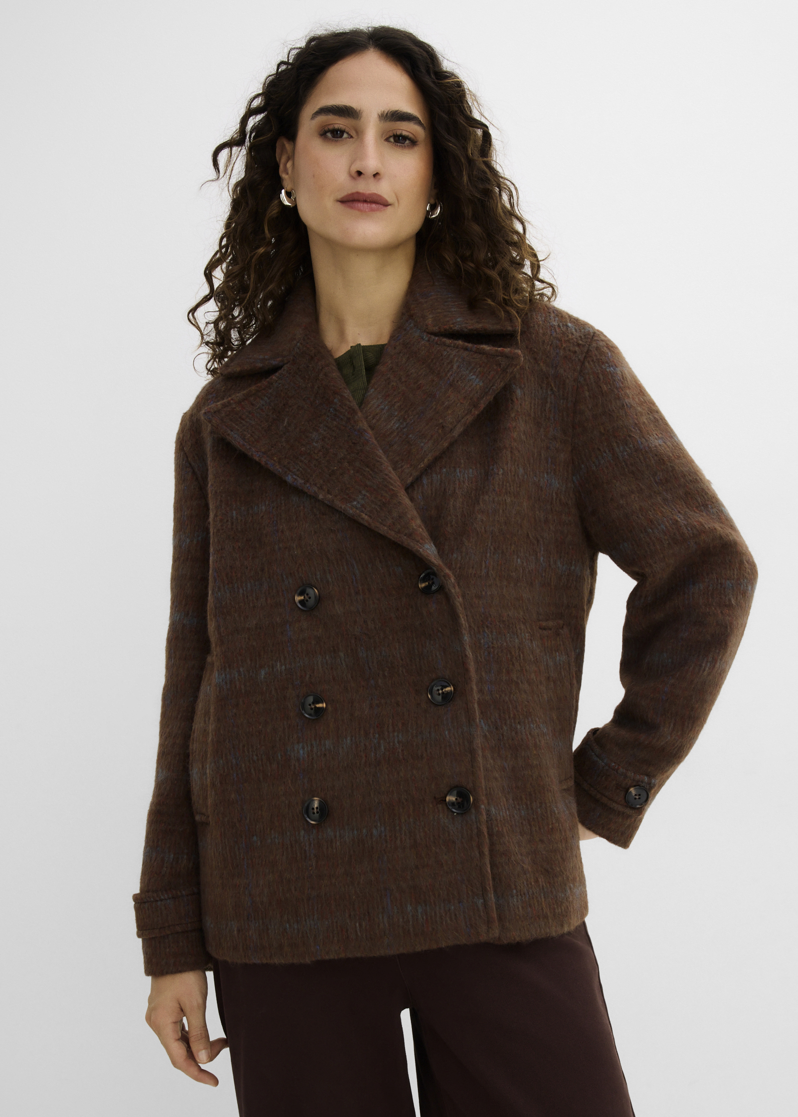 Eleganter, brauner Kurzmantel mit texturierter Oberfläche und zweireihiger Knopfleiste.