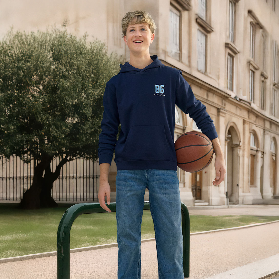 Blaues Sweatshirt kombiniert mit einer Jeans.