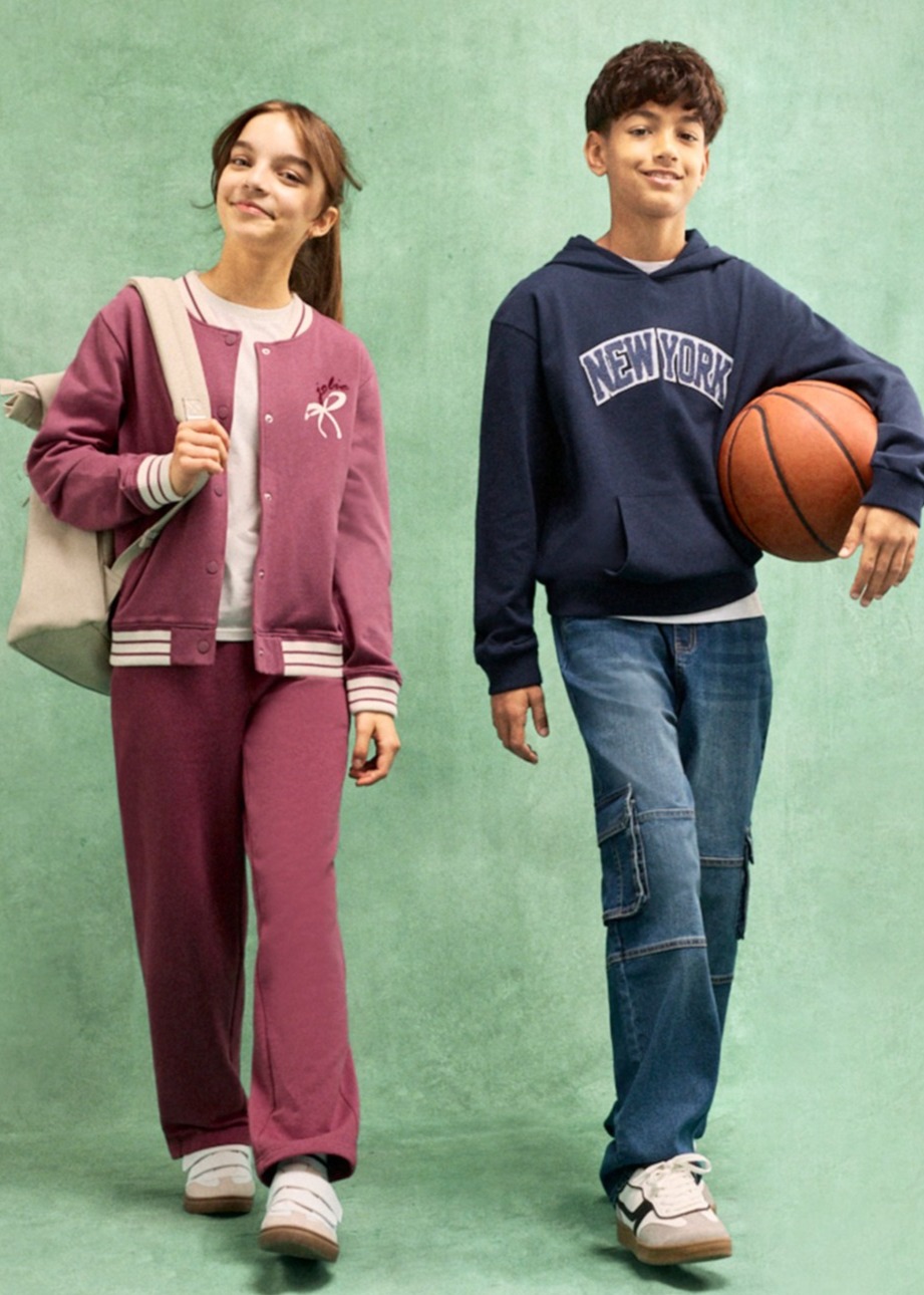 Jugendliche Mode: Varsity-Jacke, bequemer Trainingsanzug, lässiger Hoodie, Jeans und Sneakers.