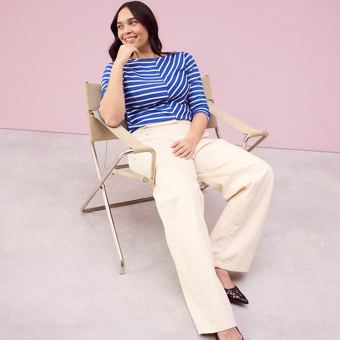 Ein gestreiftes blau-weißes Oberteil kombiniert mit einer weiten, cremefarbenen Hose.