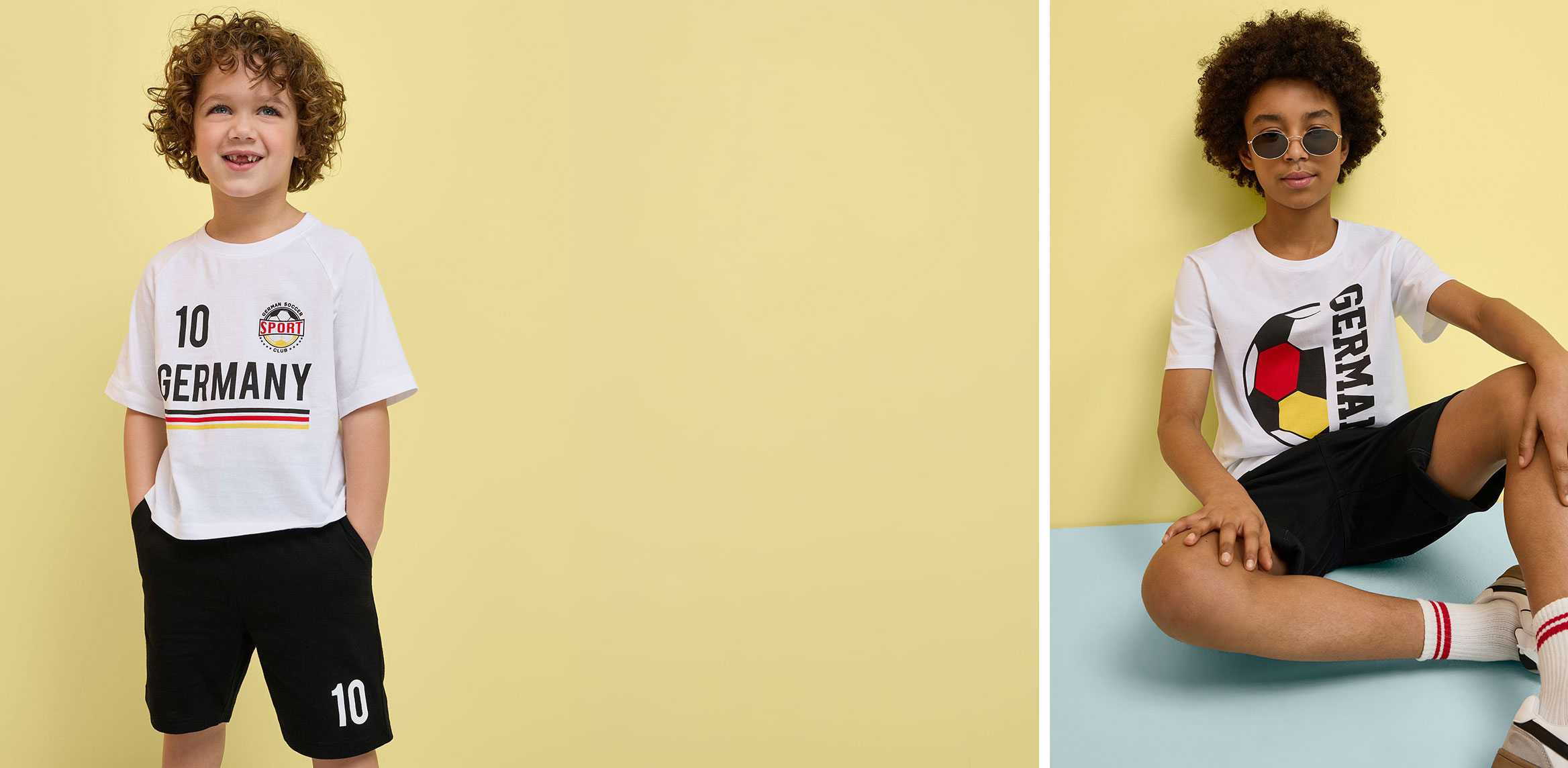 Zwei Kinder tragen weiße T-Shirts mit Deutschland-Aufdrucken und dunkle Shorts oder Hosen.