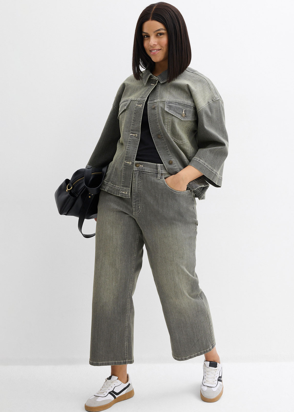 Graue Jeansjacke und dazu passende Wide-Leg-Jeans.
