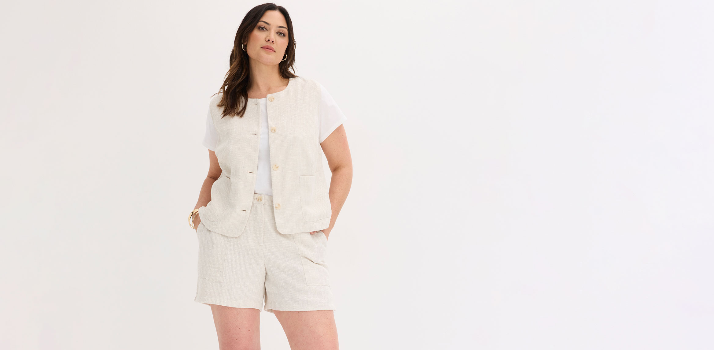 Schicker heller Zweiteiler mit Shorts und kurzärmeliger Jacke im Tweed-Stil.